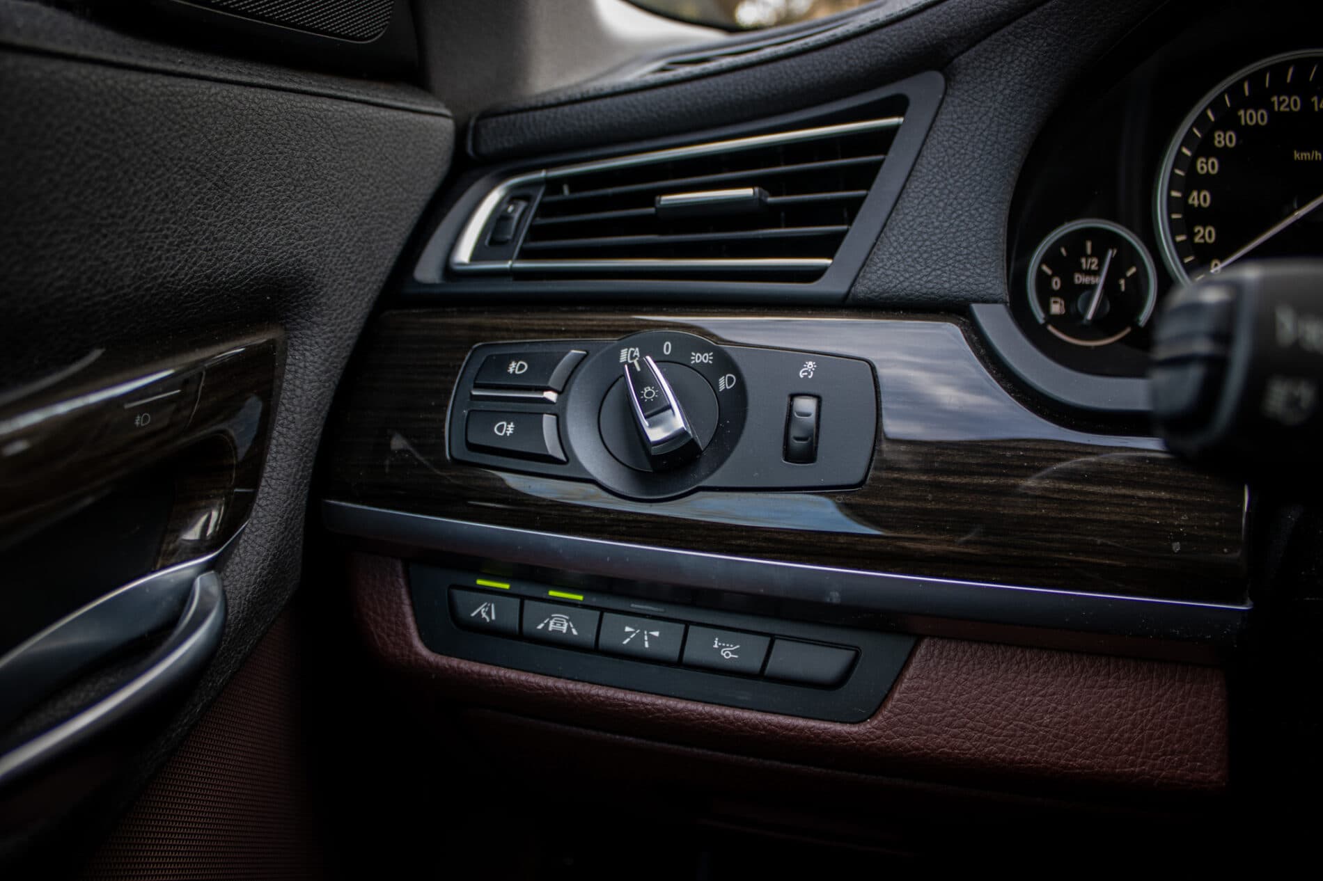 2013 BMW 750d, černá sedan, 231 861 km