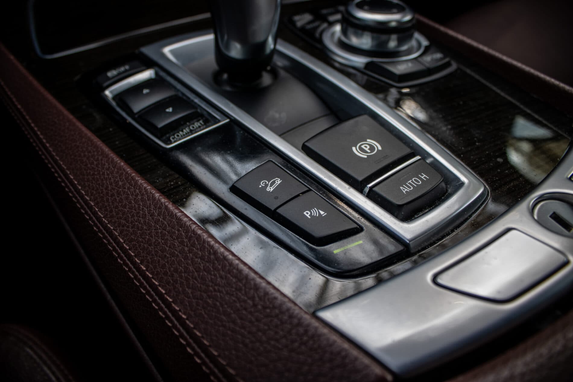 2013 BMW 750d, černá sedan, 231 861 km
