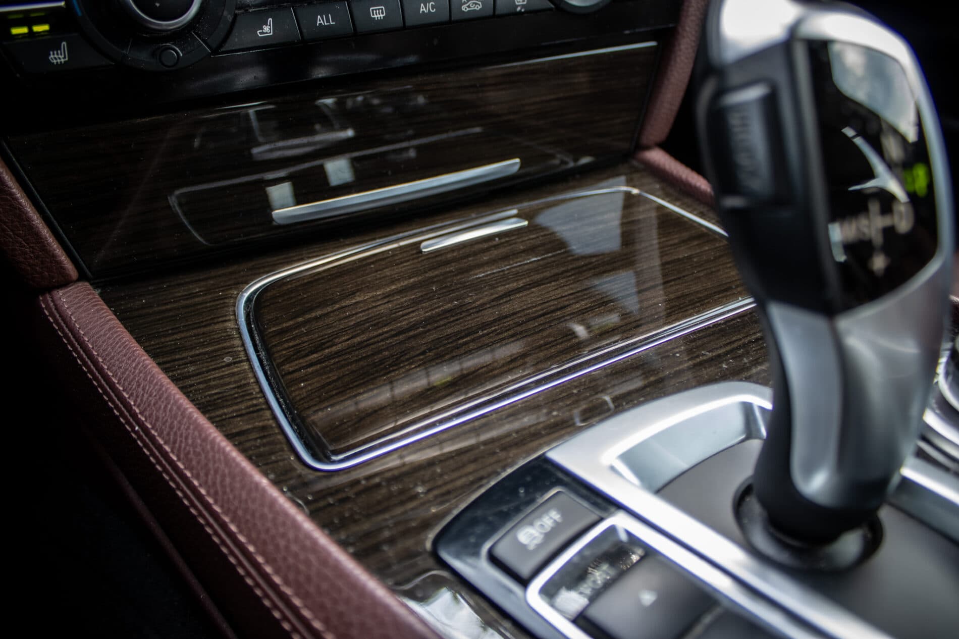 2013 BMW 750d, černá sedan, 231 861 km