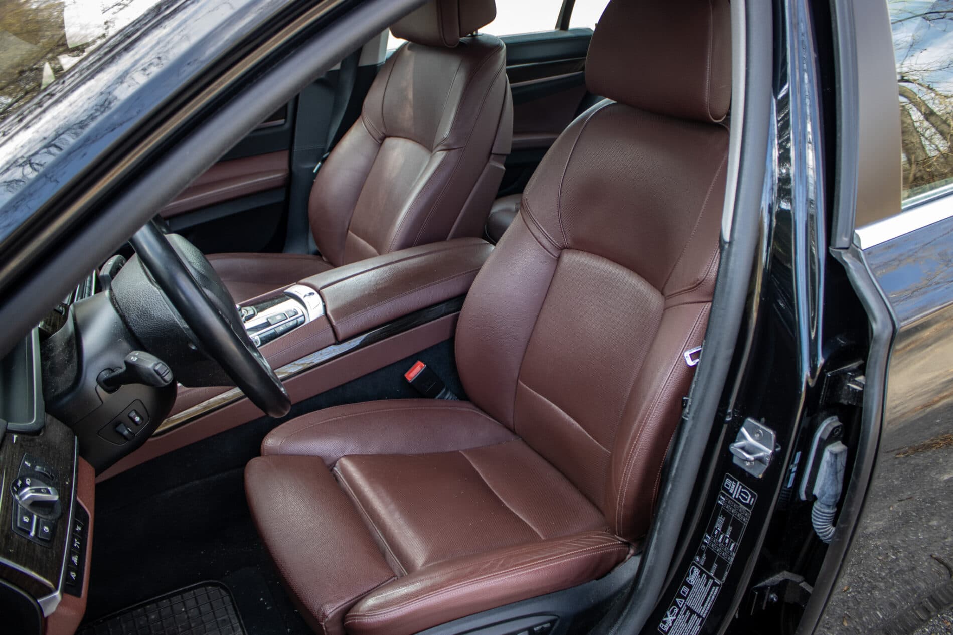 2013 BMW 750d, černá sedan, 231 861 km