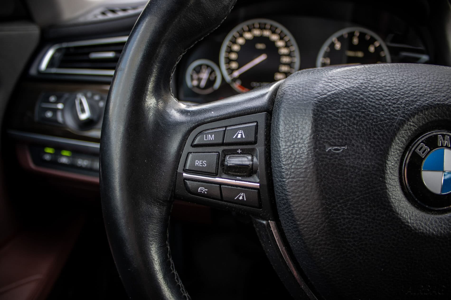 2013 BMW 750d, černá sedan, 231 861 km