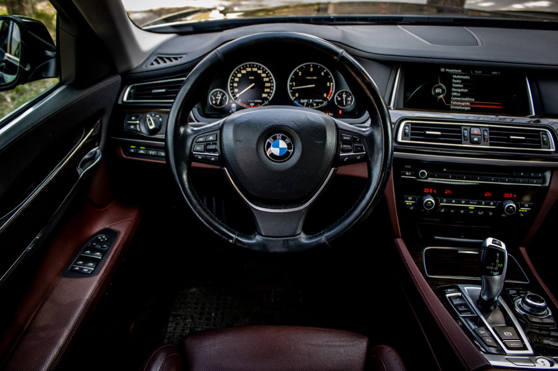 2013 BMW 750d, černá sedan, 231 861 km