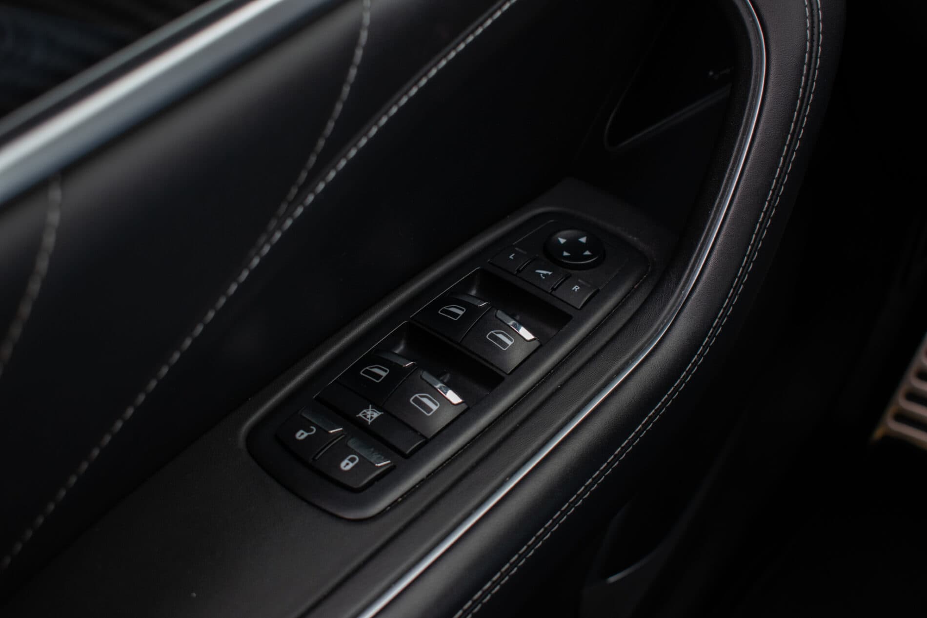2019 Maserati Levante, bílá suv, 85 819 km