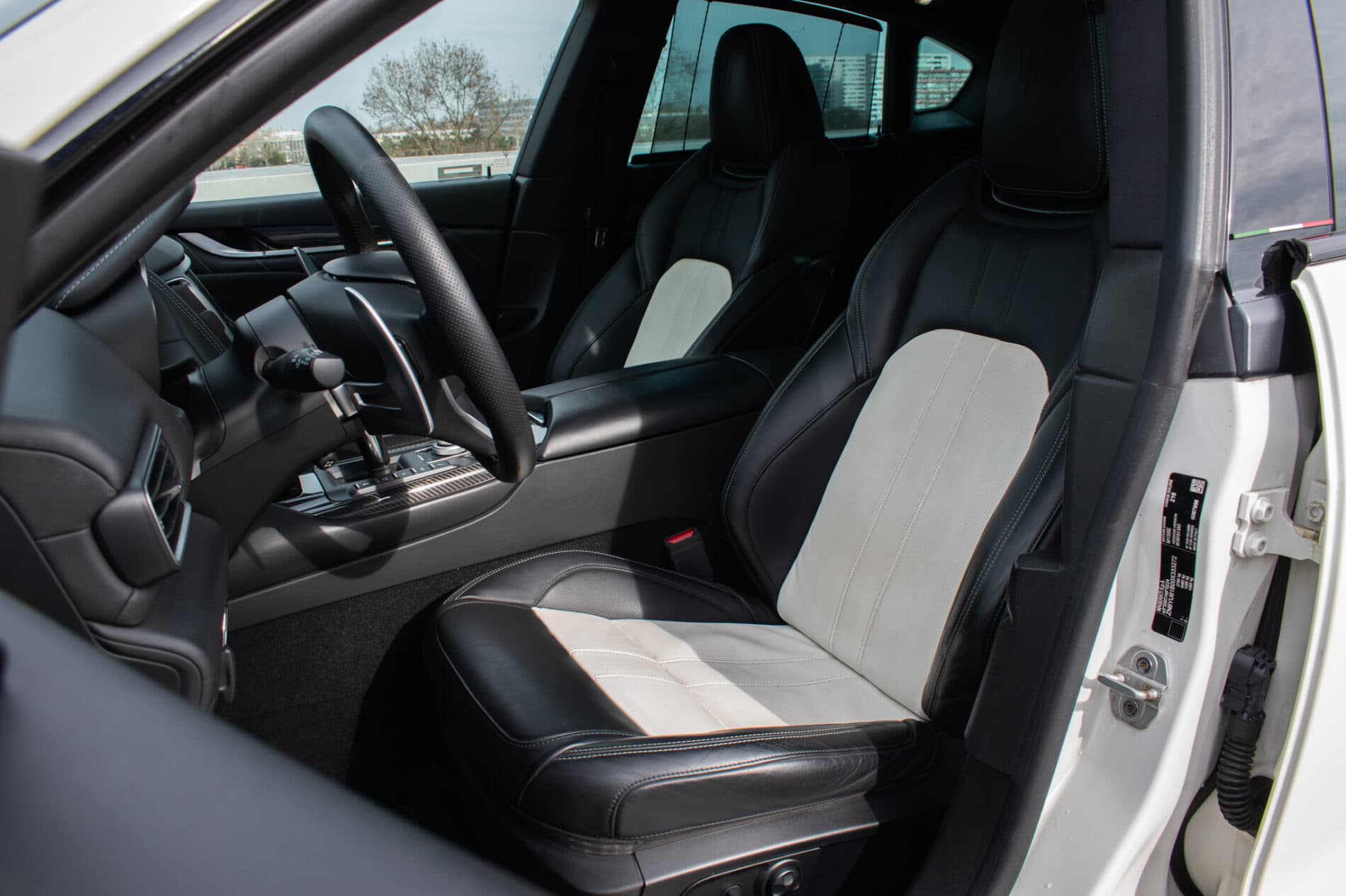 2019 Maserati Levante, bílá suv, 85 819 km