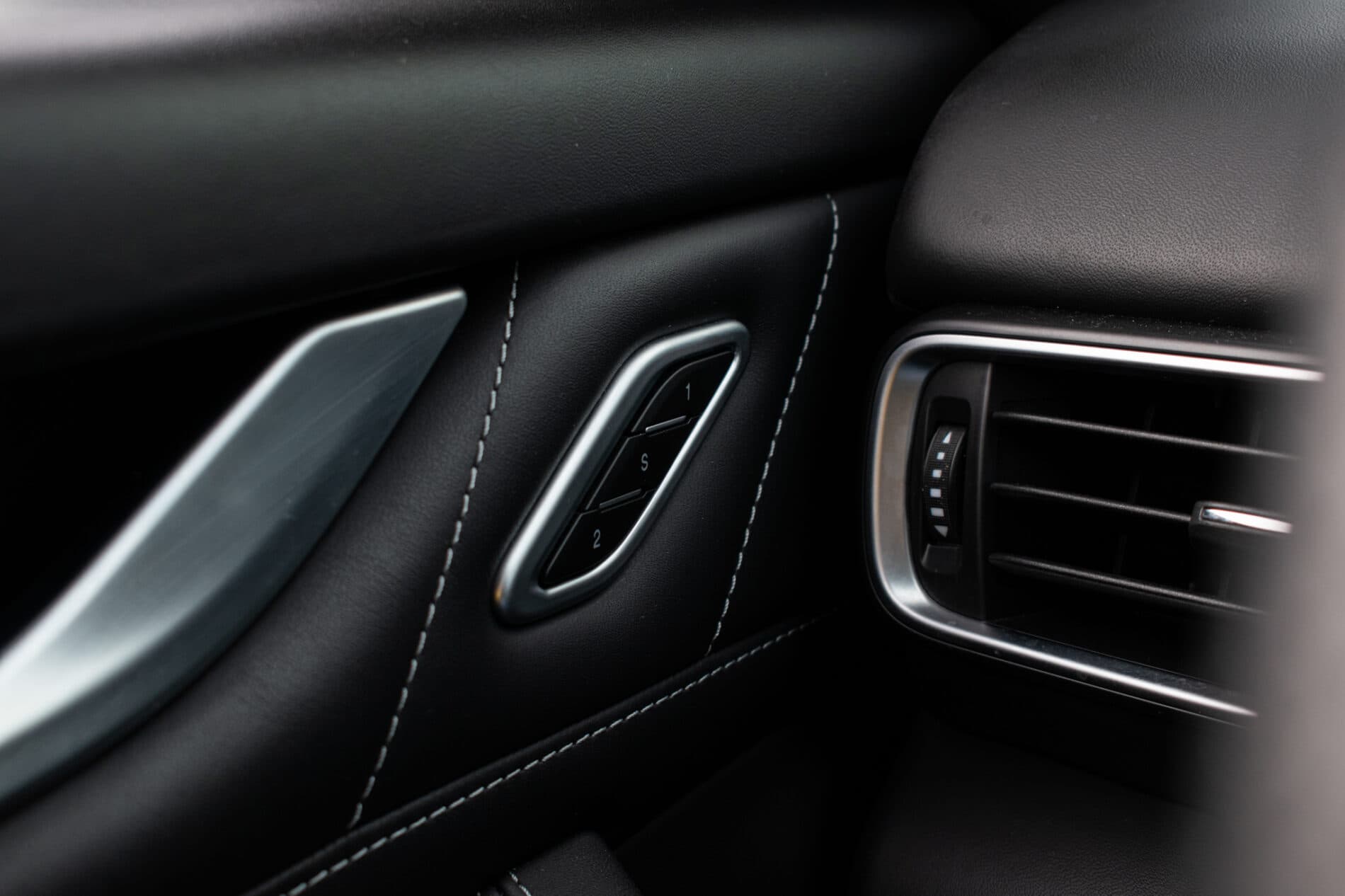 2019 Maserati Levante, bílá suv, 85 819 km