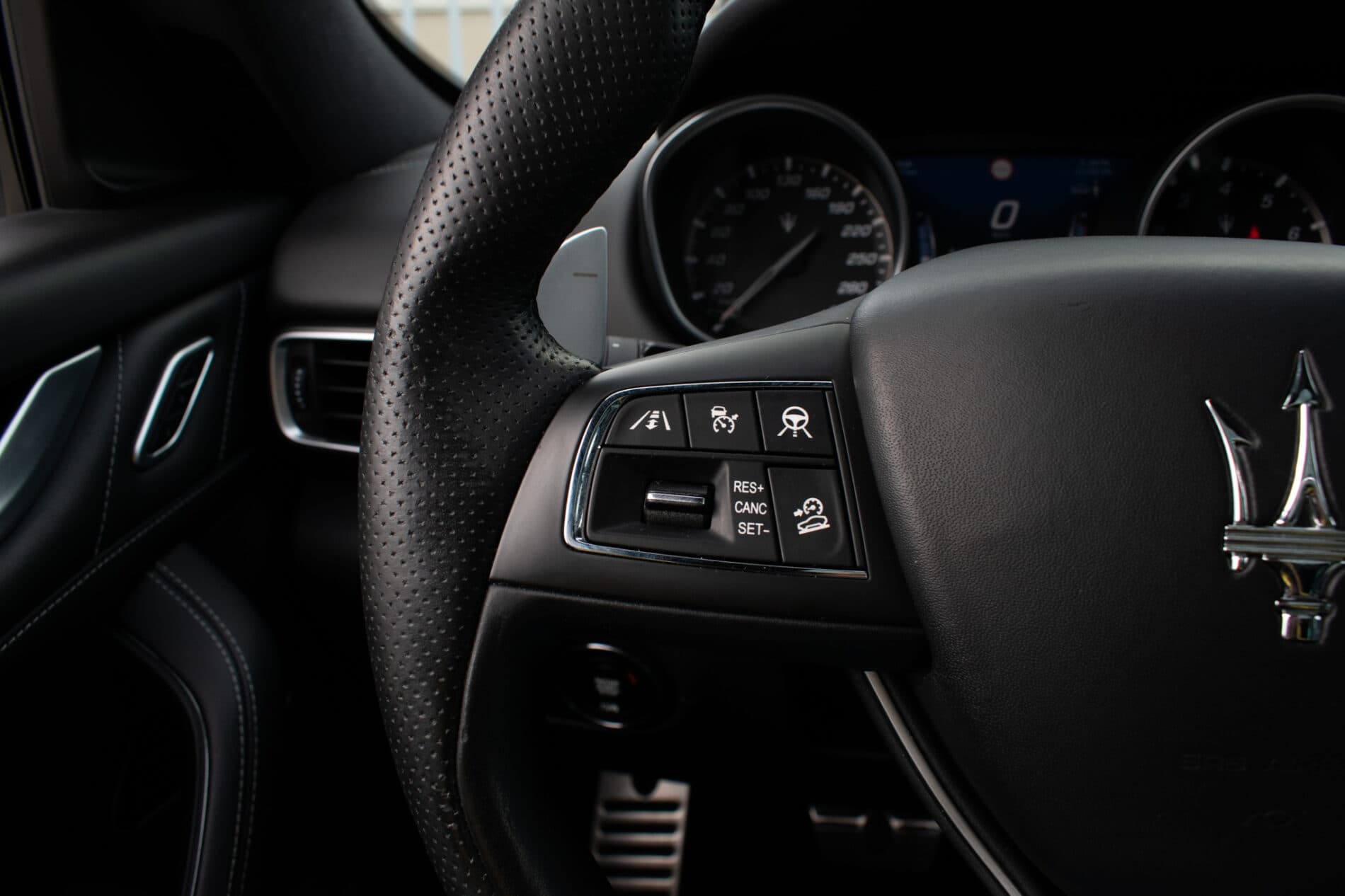 2019 Maserati Levante, bílá suv, 85 819 km