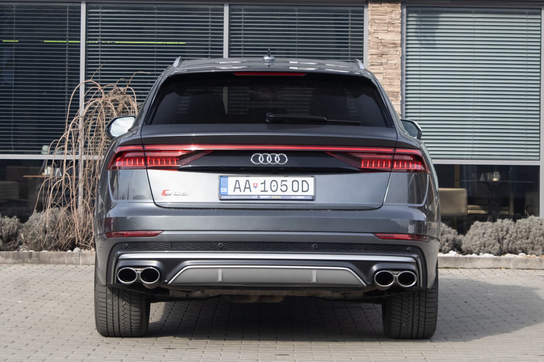 2021 AUDI SQ8, šedá suv, 122 000 km