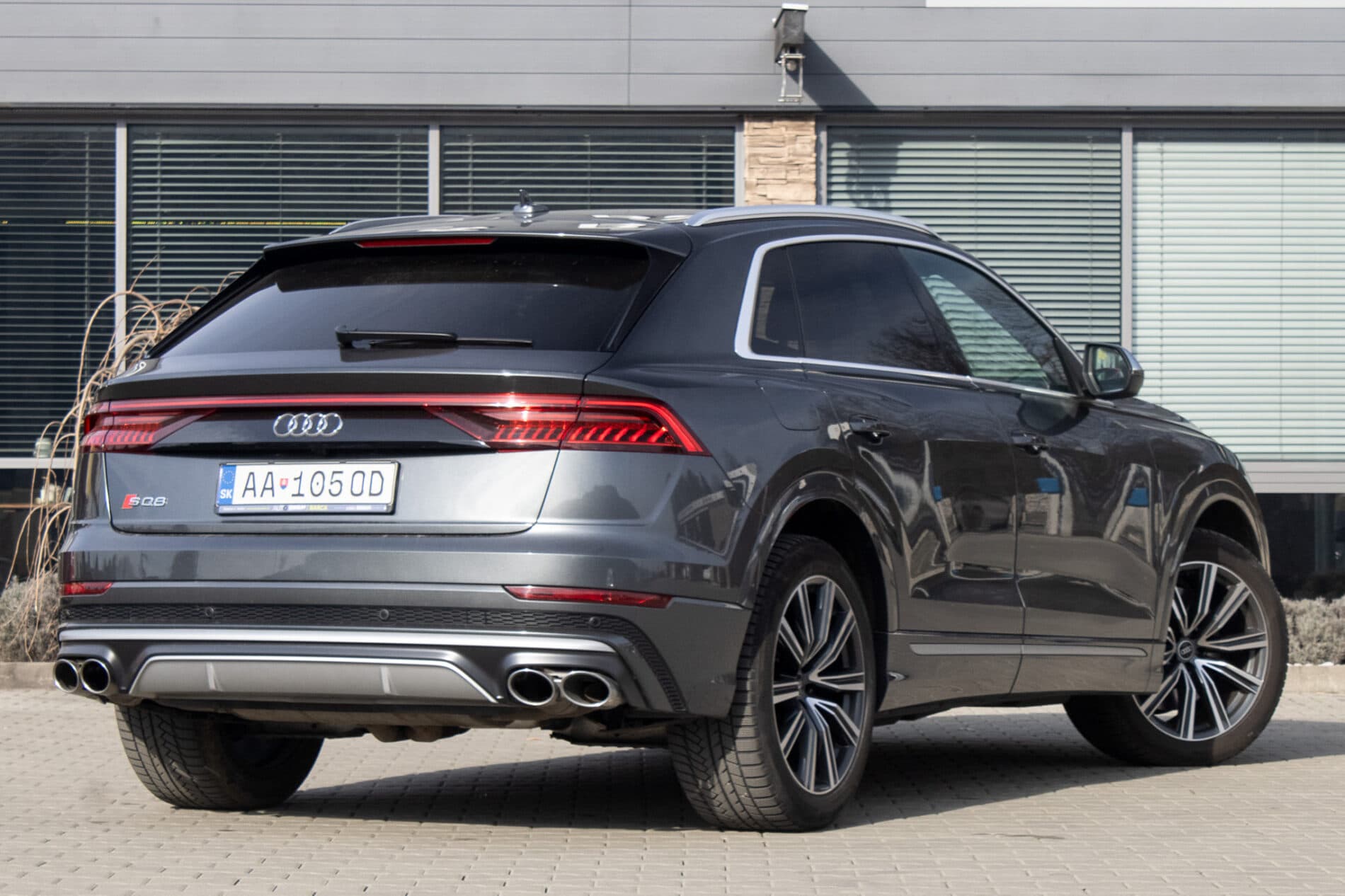 2021 AUDI SQ8, šedá suv, 122 000 km