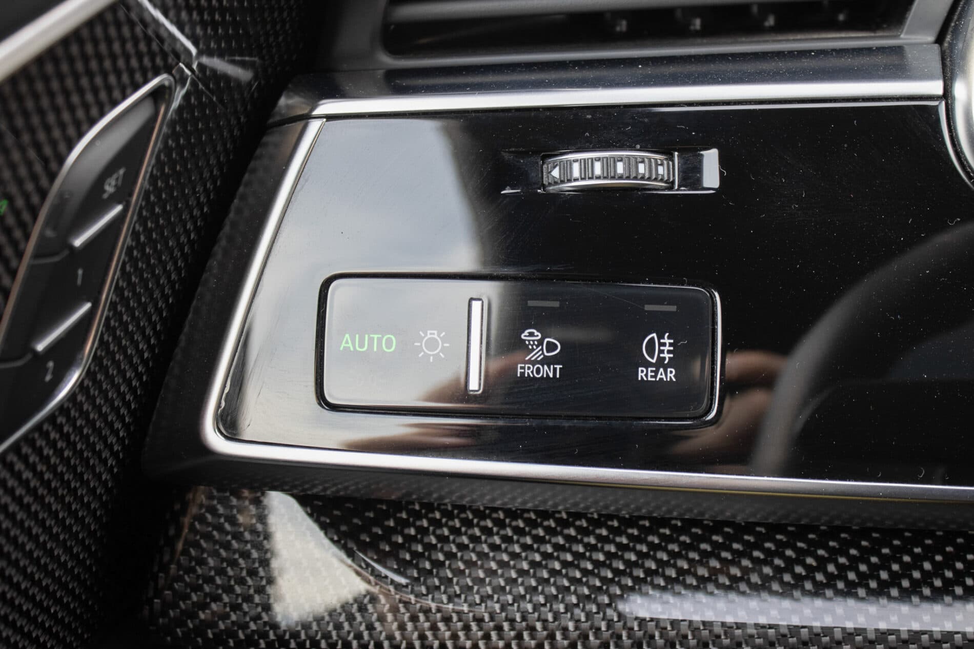 2021 AUDI SQ8, šedá suv, 122 000 km