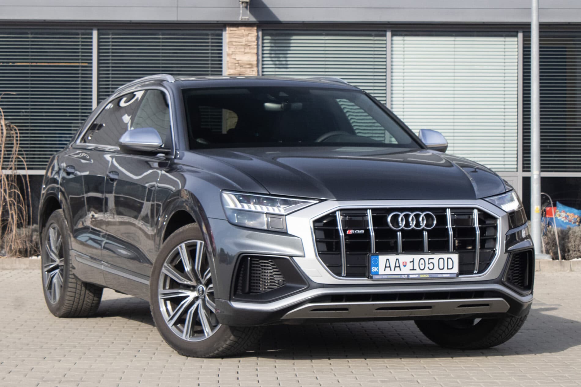 2021 AUDI SQ8, šedá suv, 122 000 km