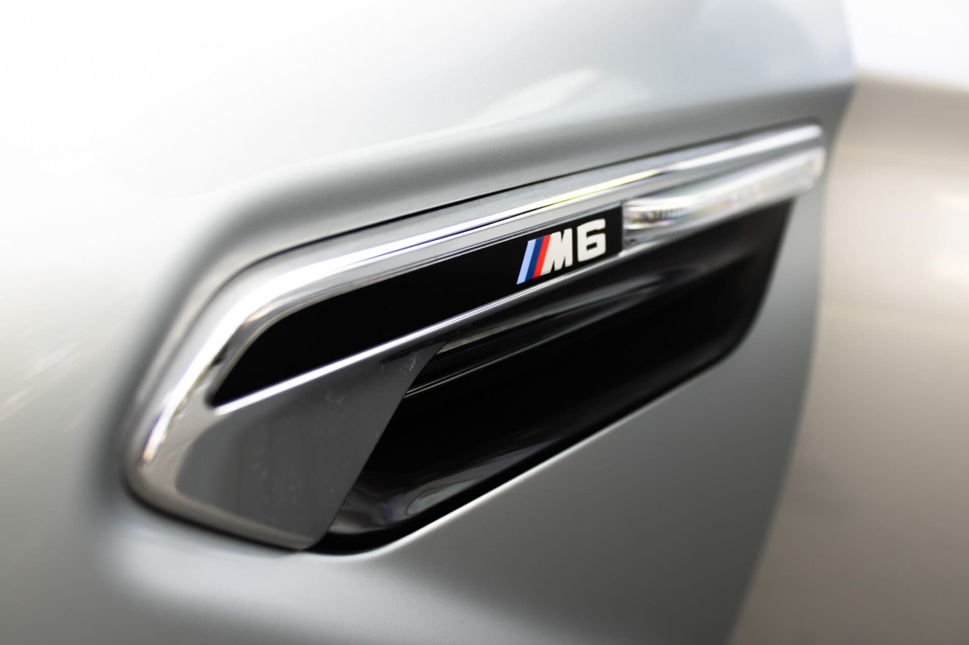 2017 BMW M6, šedá sedan, 30 396 km