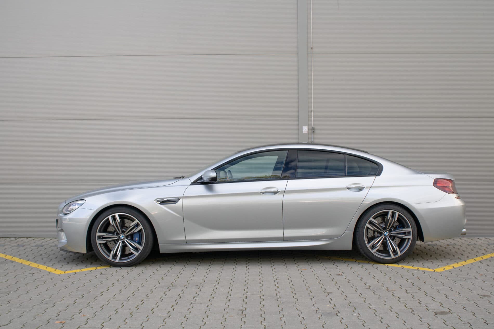 2017 BMW M6, šedá sedan, 30 396 km