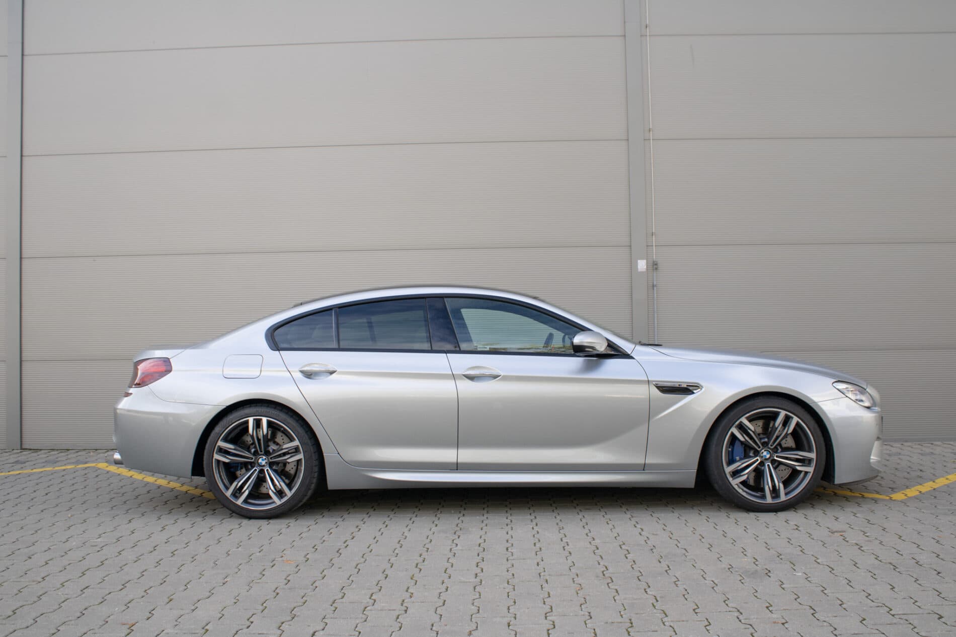 2017 BMW M6, šedá sedan, 30 396 km