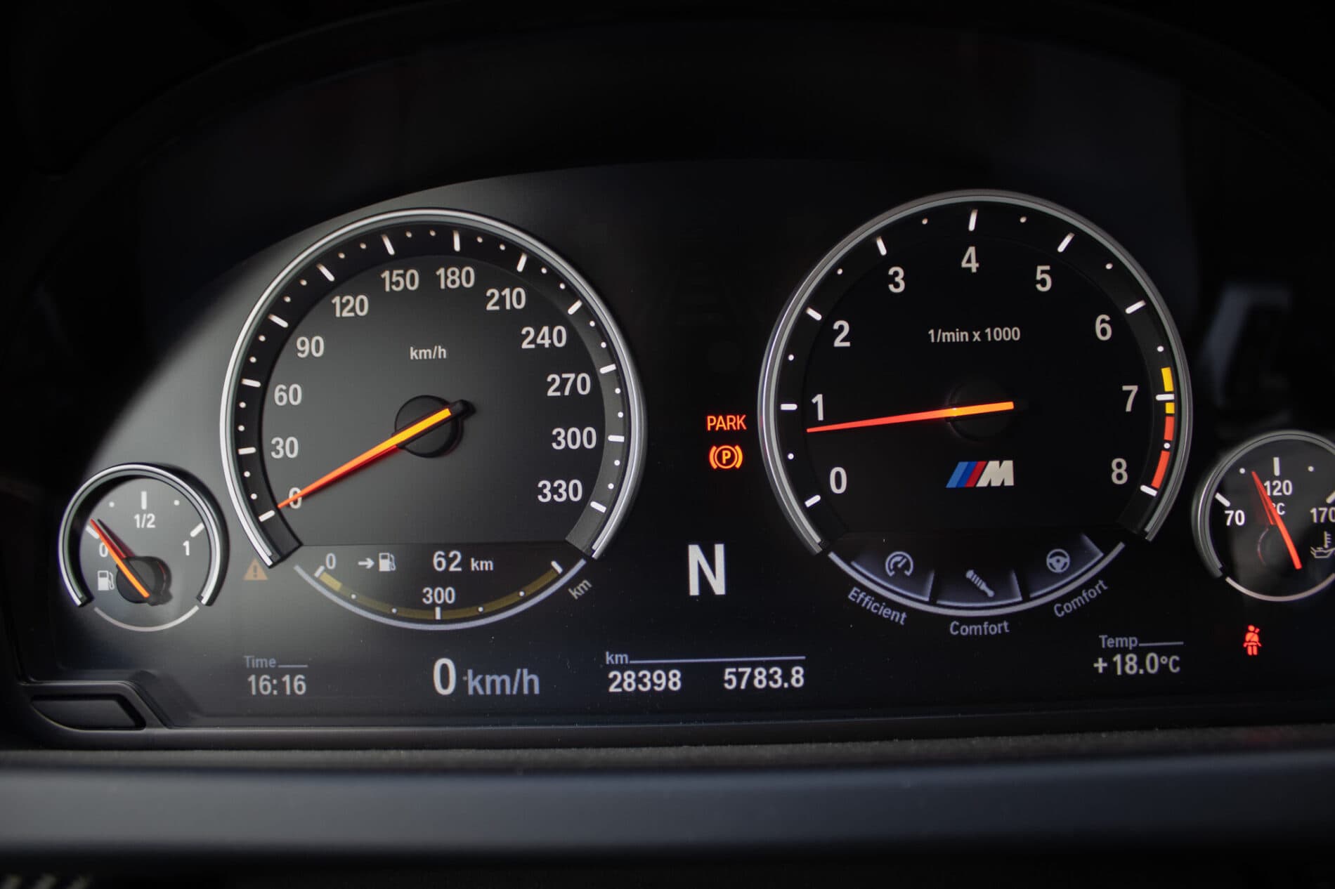 2017 BMW M6, šedá sedan, 30 396 km