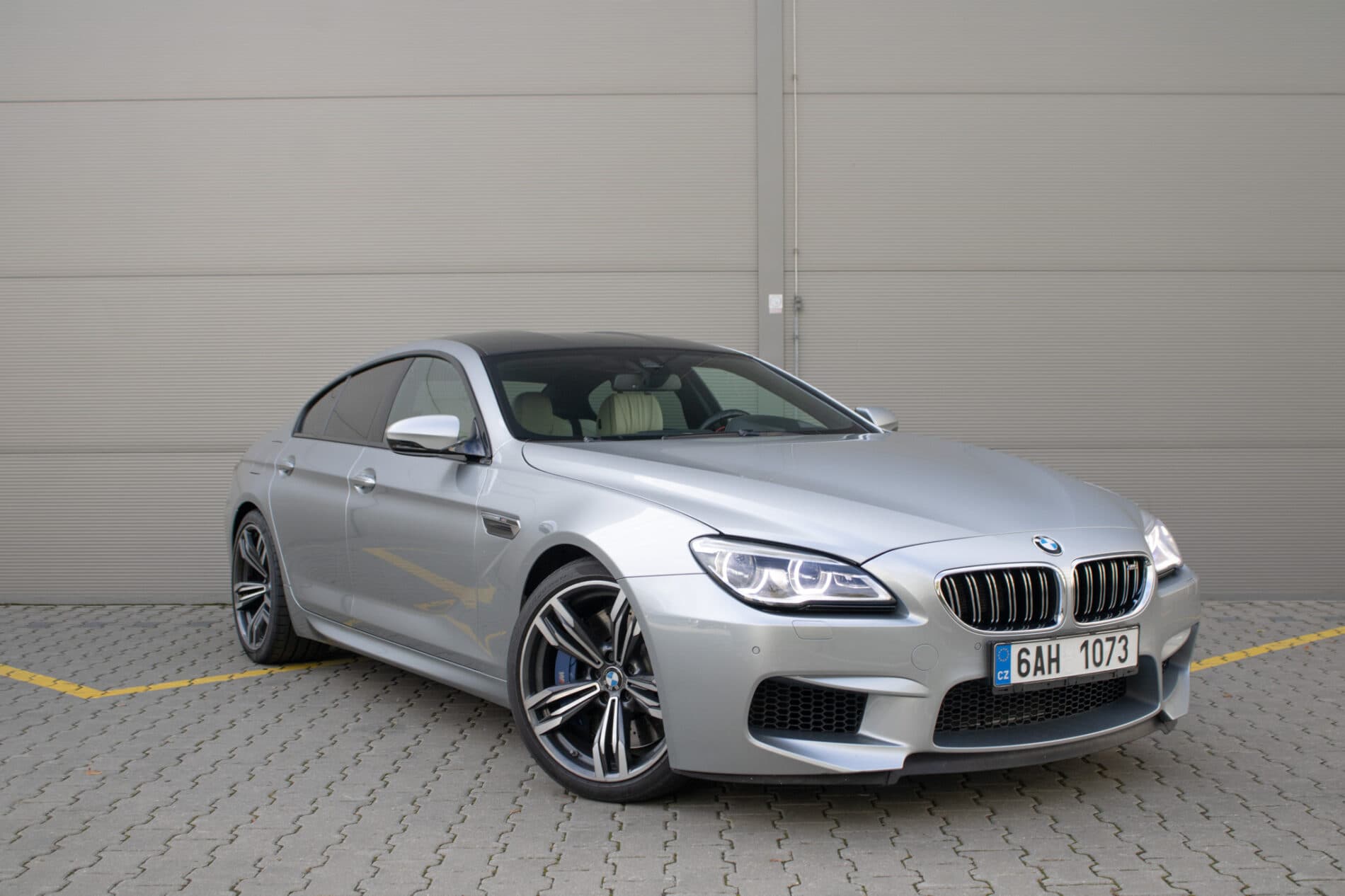 2017 BMW M6, šedá sedan, 30 396 km