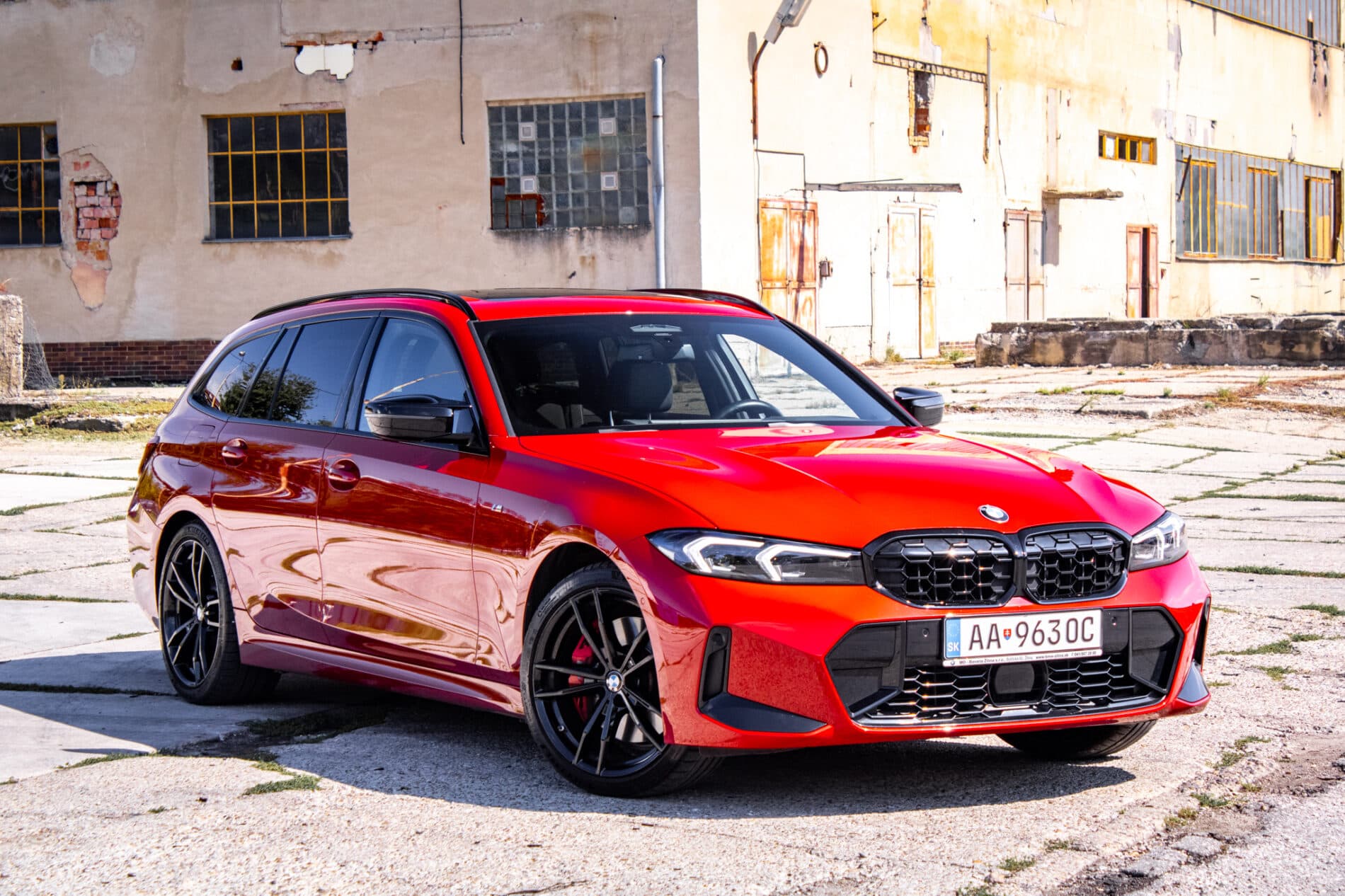 2023 BMW M340i, červená kombi, 36 400 km