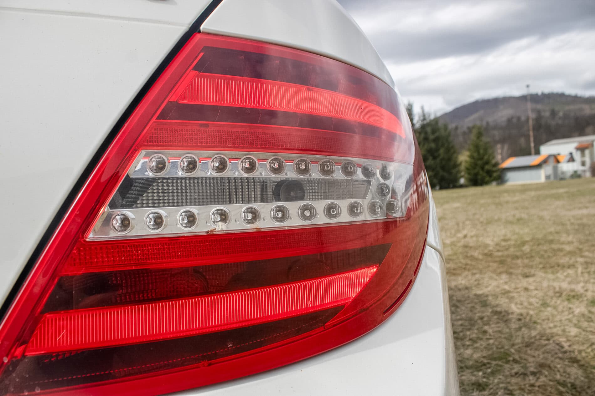 2011 Mercedes-Benz C 300, bílá sedan, 206 000 km
