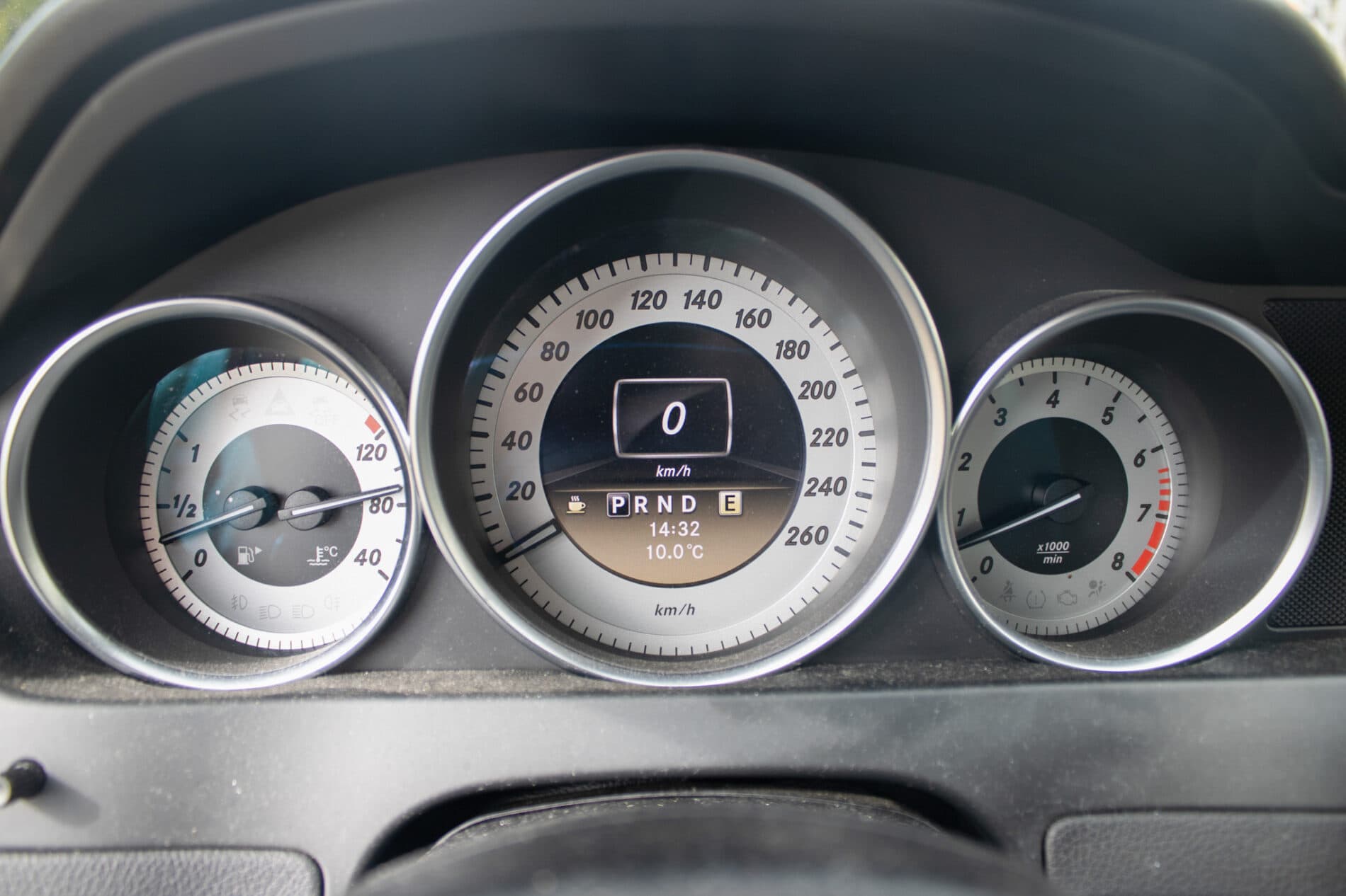 2011 Mercedes-Benz C 300, bílá sedan, 206 000 km