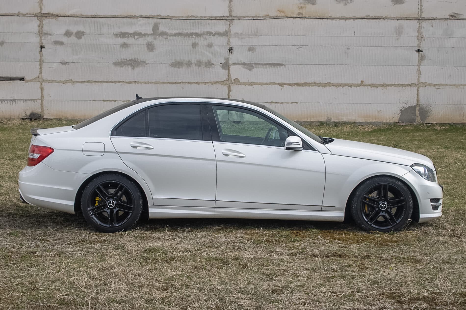 2011 Mercedes-Benz C 300, bílá sedan, 206 000 km
