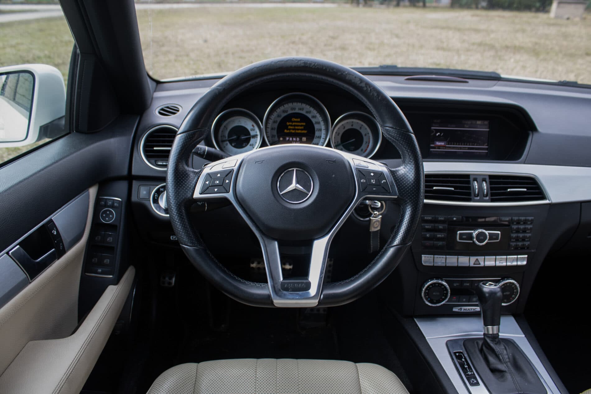 2011 Mercedes-Benz C 300, bílá sedan, 206 000 km