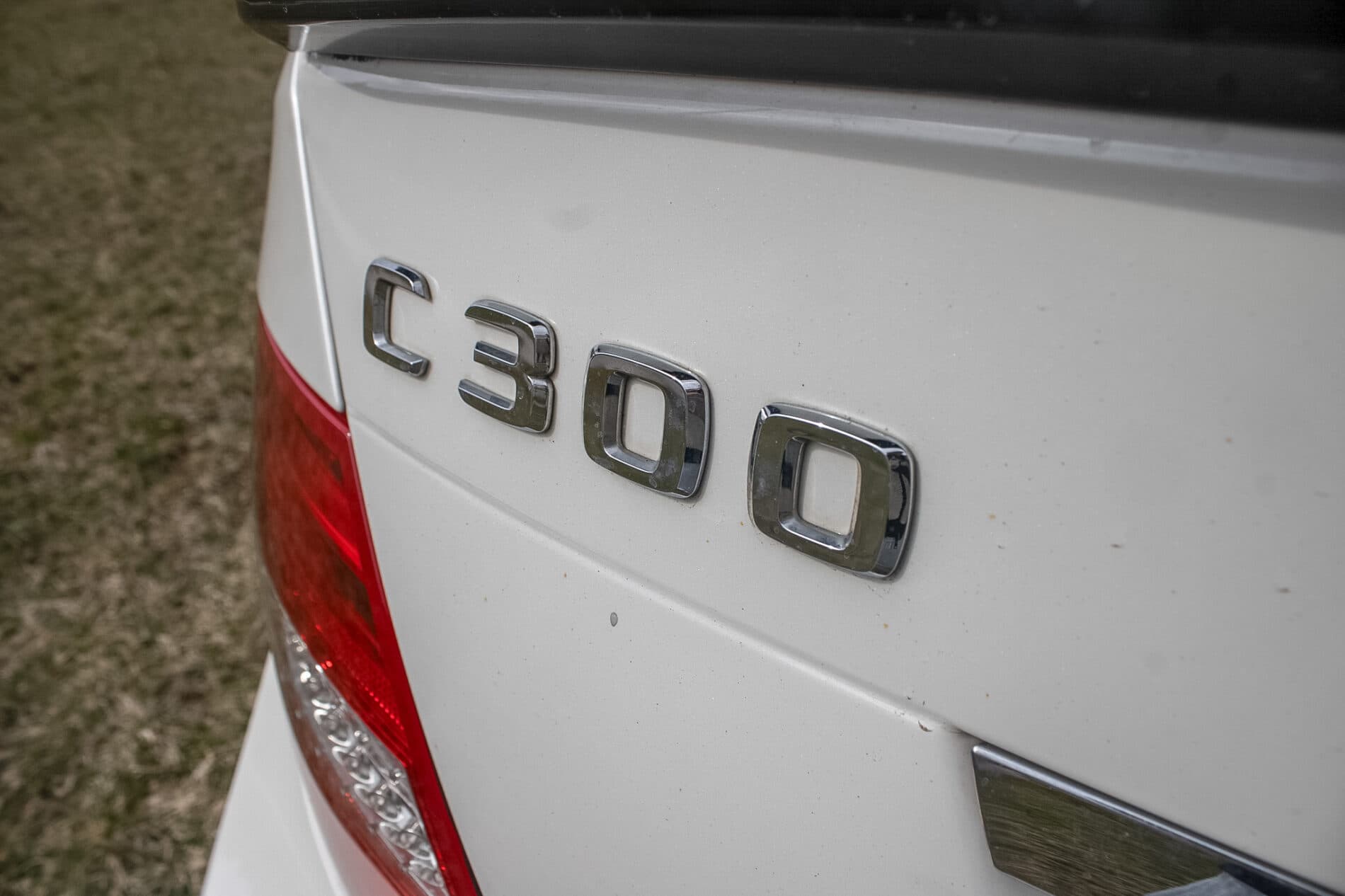 2011 Mercedes-Benz C 300, bílá sedan, 206 000 km