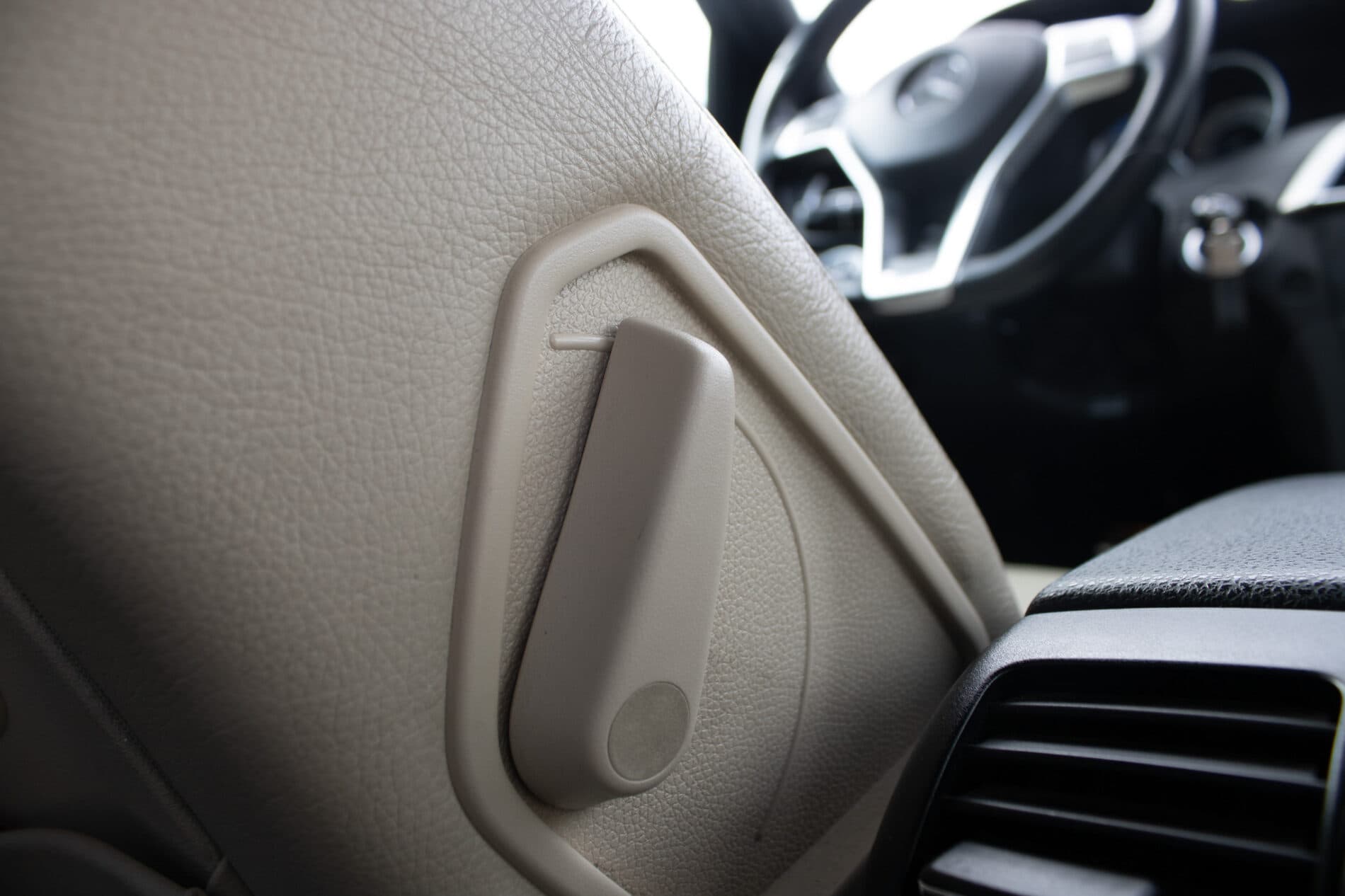 2011 Mercedes-Benz C 300, bílá sedan, 206 000 km