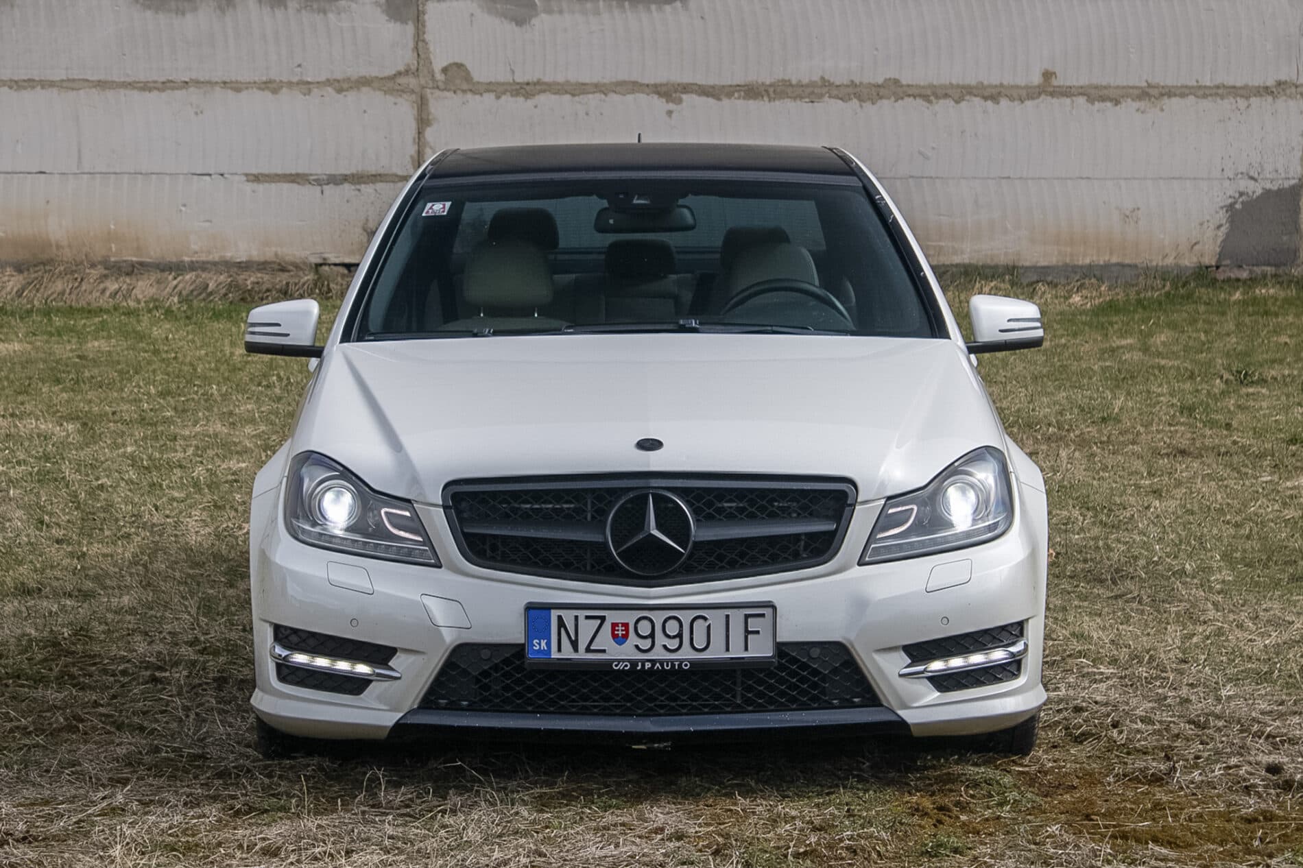 2011 Mercedes-Benz C 300, bílá sedan, 206 000 km