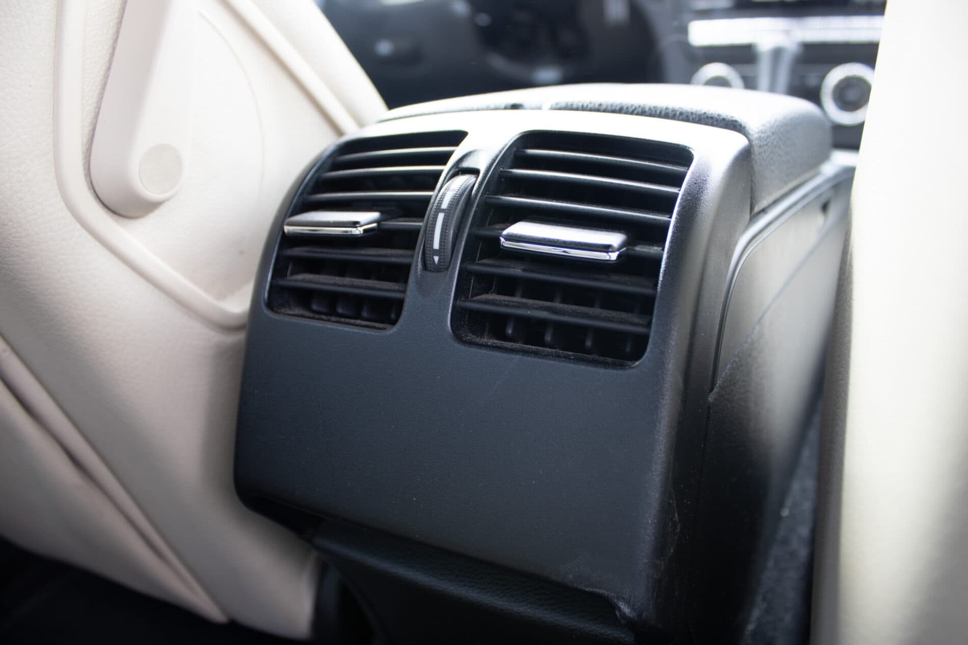 2011 Mercedes-Benz C 300, bílá sedan, 206 000 km