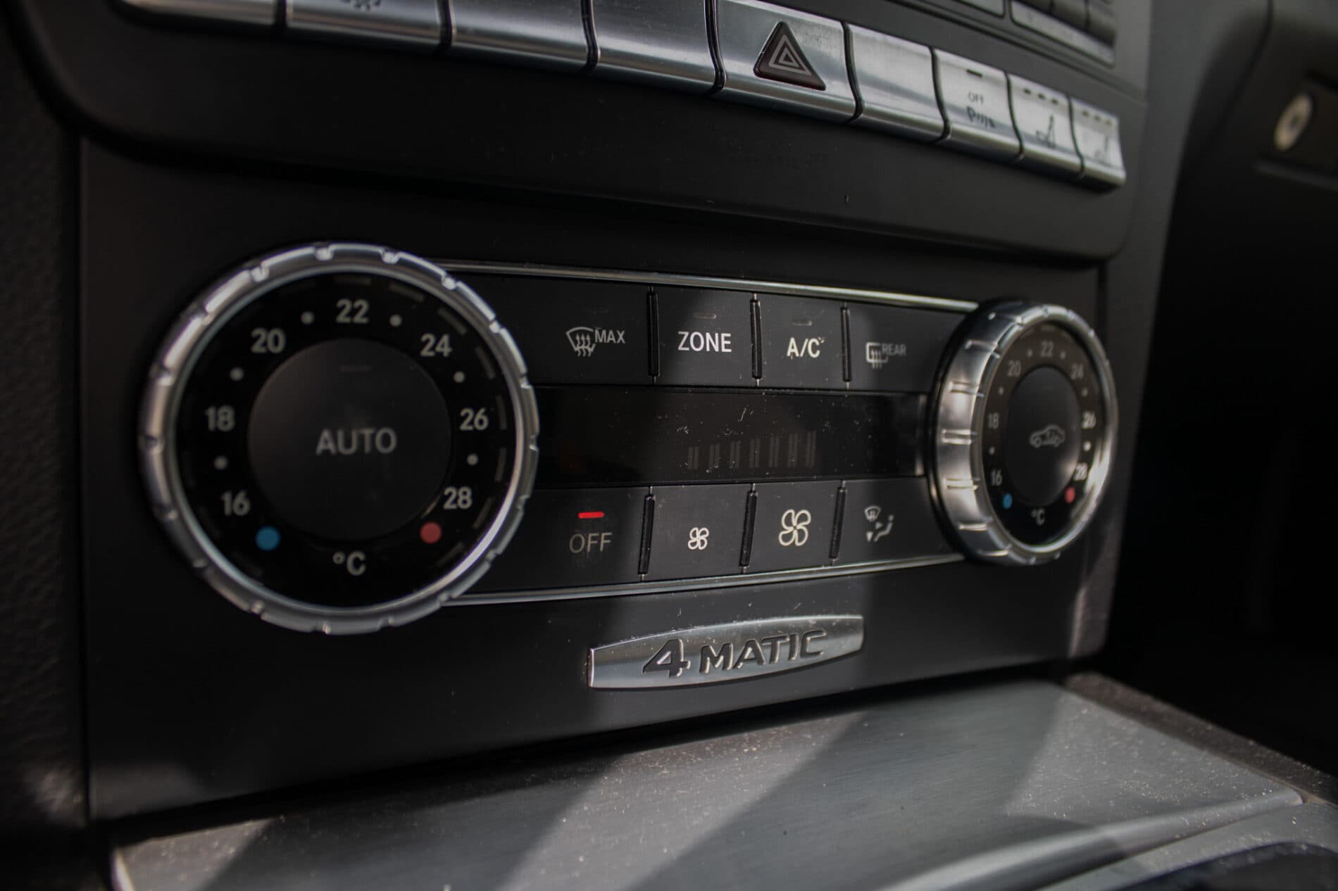 2011 Mercedes-Benz C 300, bílá sedan, 206 000 km