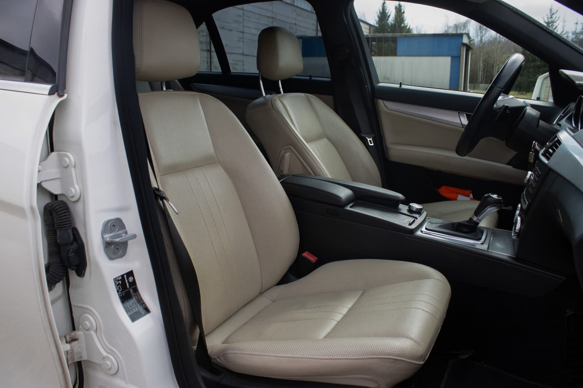2011 Mercedes-Benz C 300, bílá sedan, 206 000 km