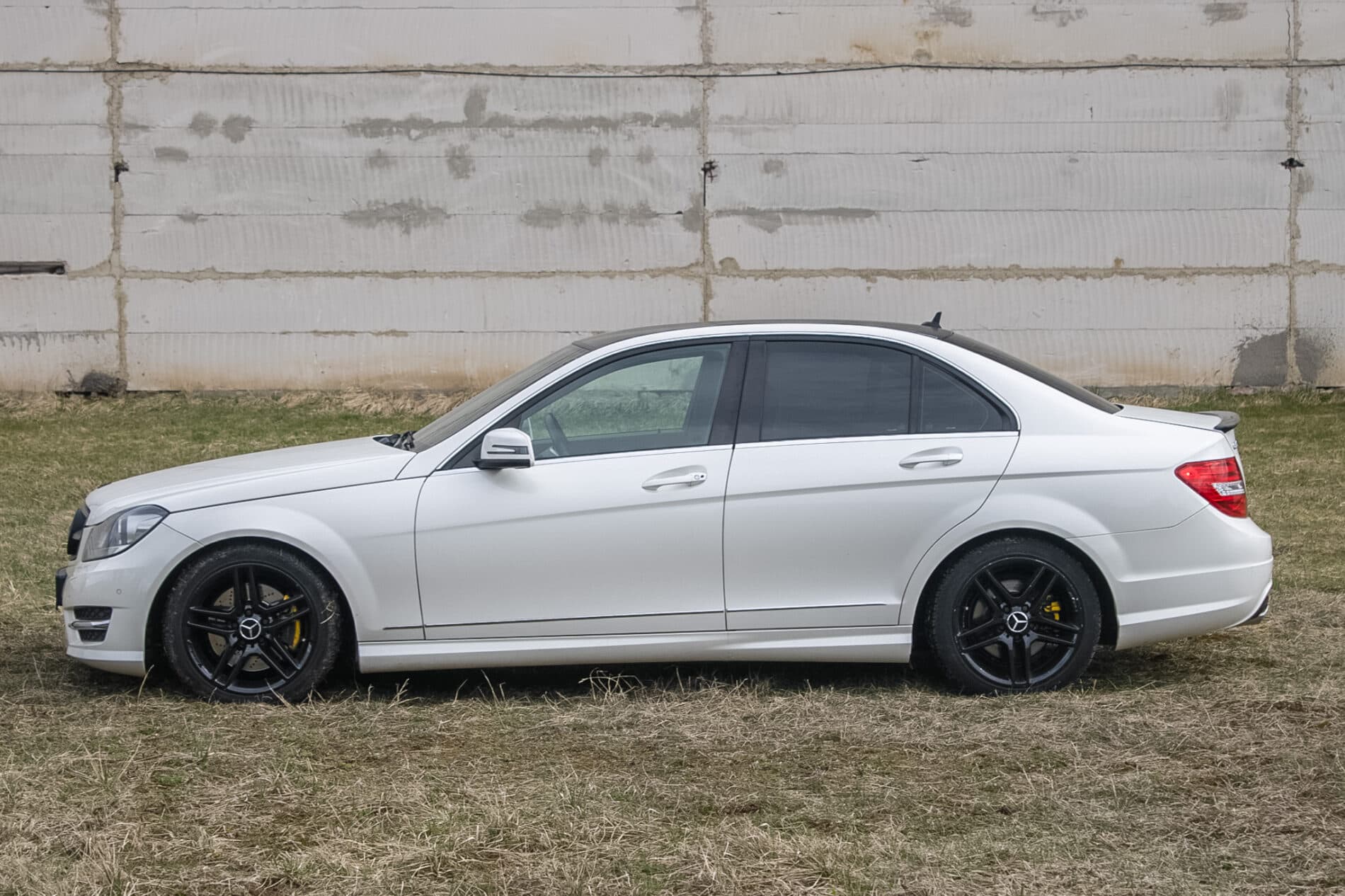 2011 Mercedes-Benz C 300, bílá sedan, 206 000 km