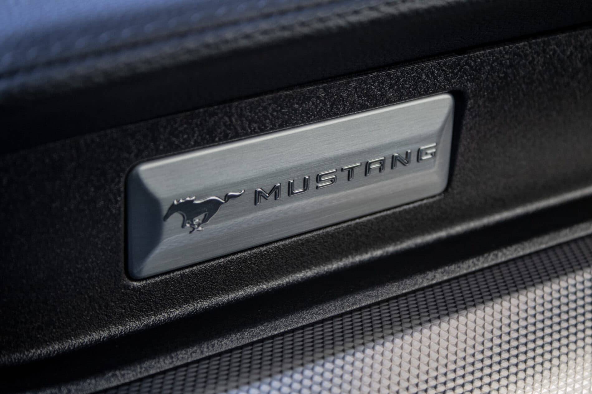 2022 Ford Mustang Mach 1, šedá kupé, 83 631 km