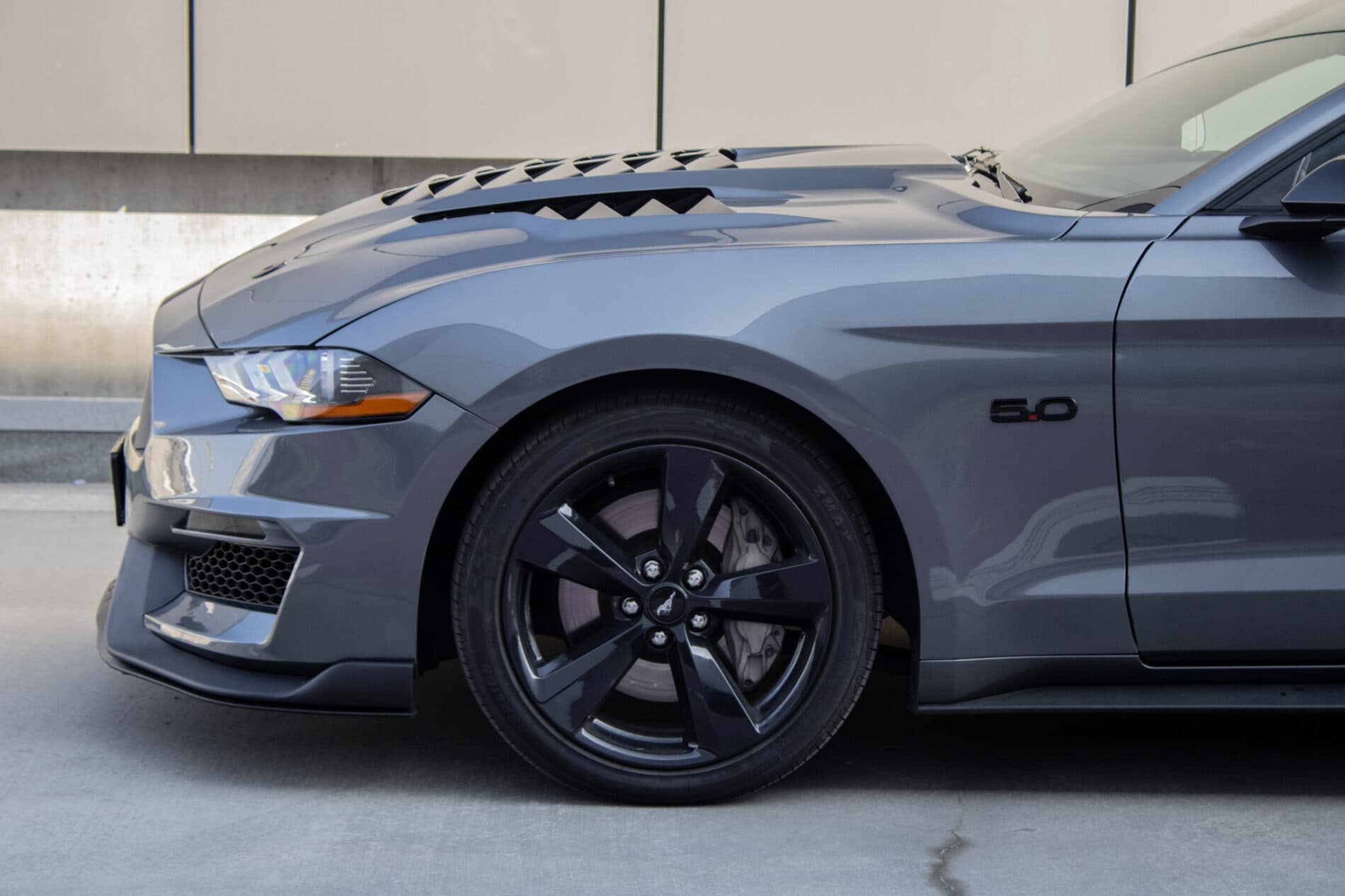2022 Ford Mustang Mach 1, šedá kupé, 83 631 km