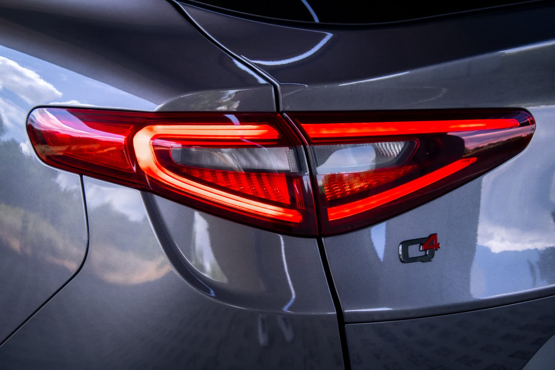 2019 Alfa Romeo Stelvio, šedá suv, 56 139 km