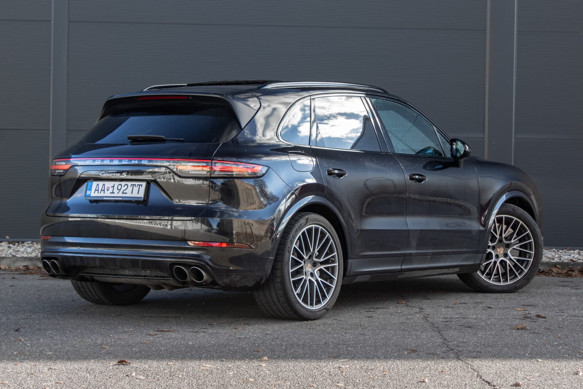 2018 Porsche Cayenne S, černá suv, 168 000 km