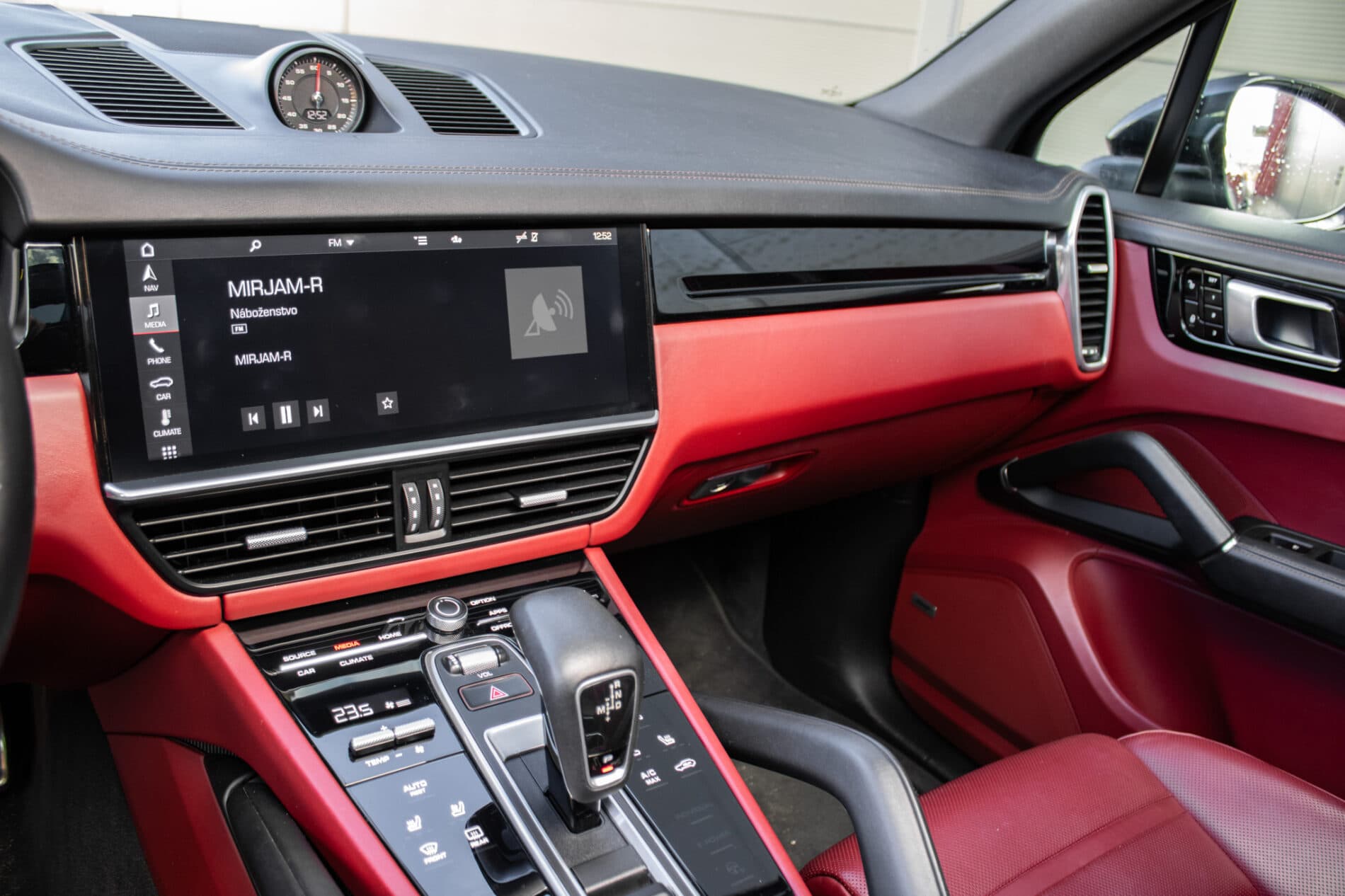 2018 Porsche Cayenne S, černá suv, 168 000 km