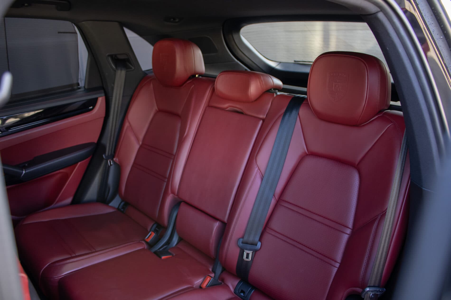 2018 Porsche Cayenne S, černá suv, 168 000 km