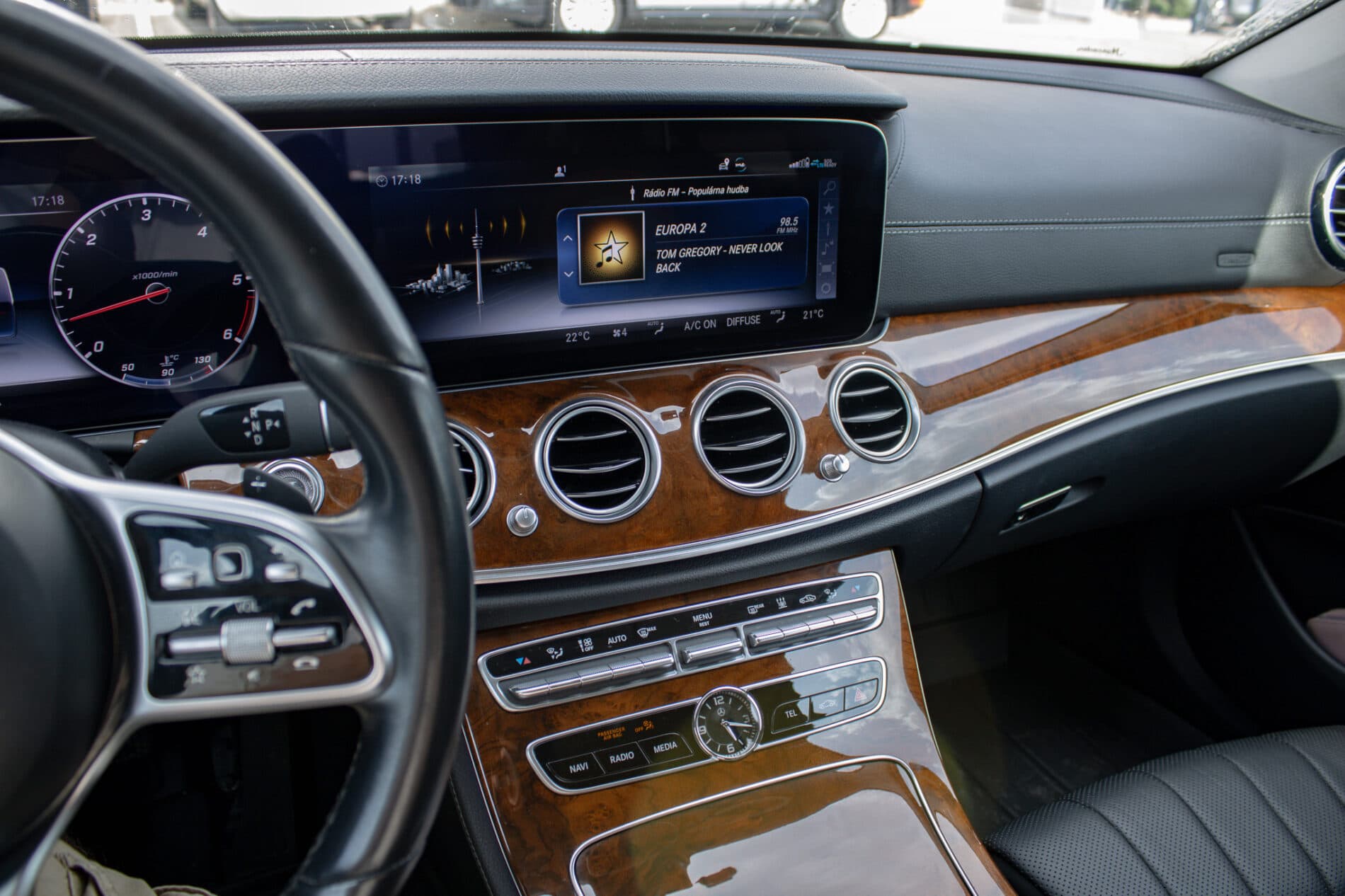 2019 Mercedes-Benz E 400d, modrá kombi, 190 026 km