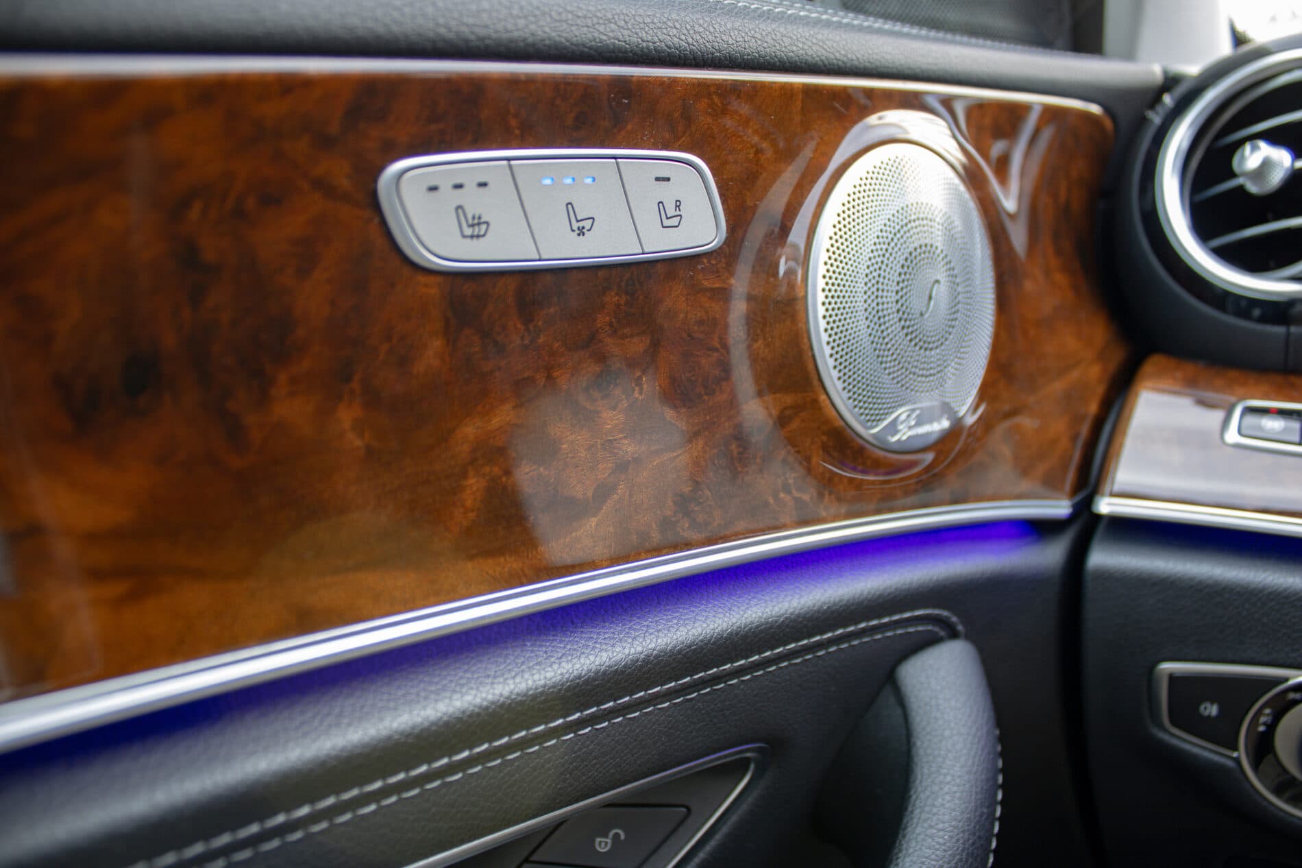 2019 Mercedes-Benz E 400d, modrá kombi, 190 026 km