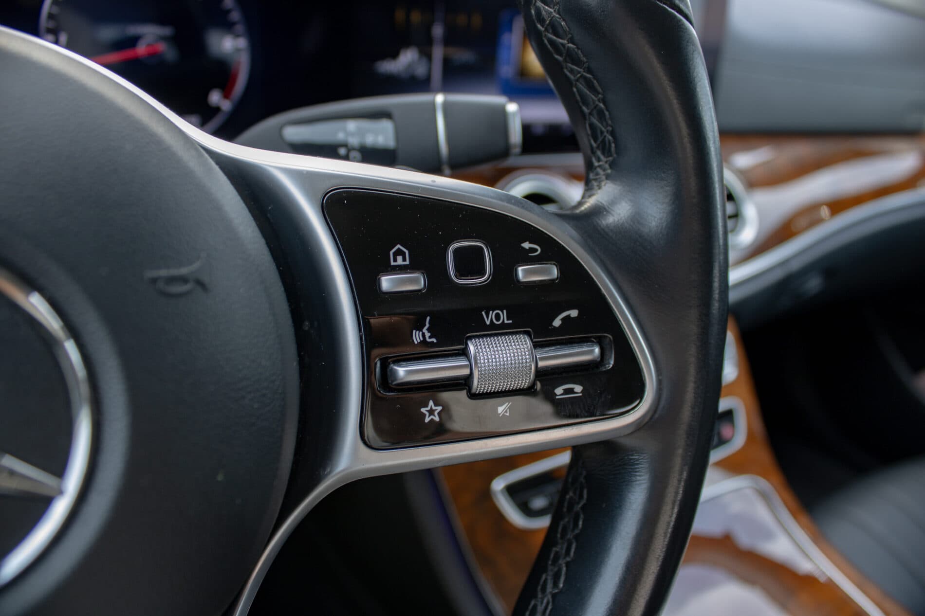2019 Mercedes-Benz E 400d, modrá kombi, 190 026 km