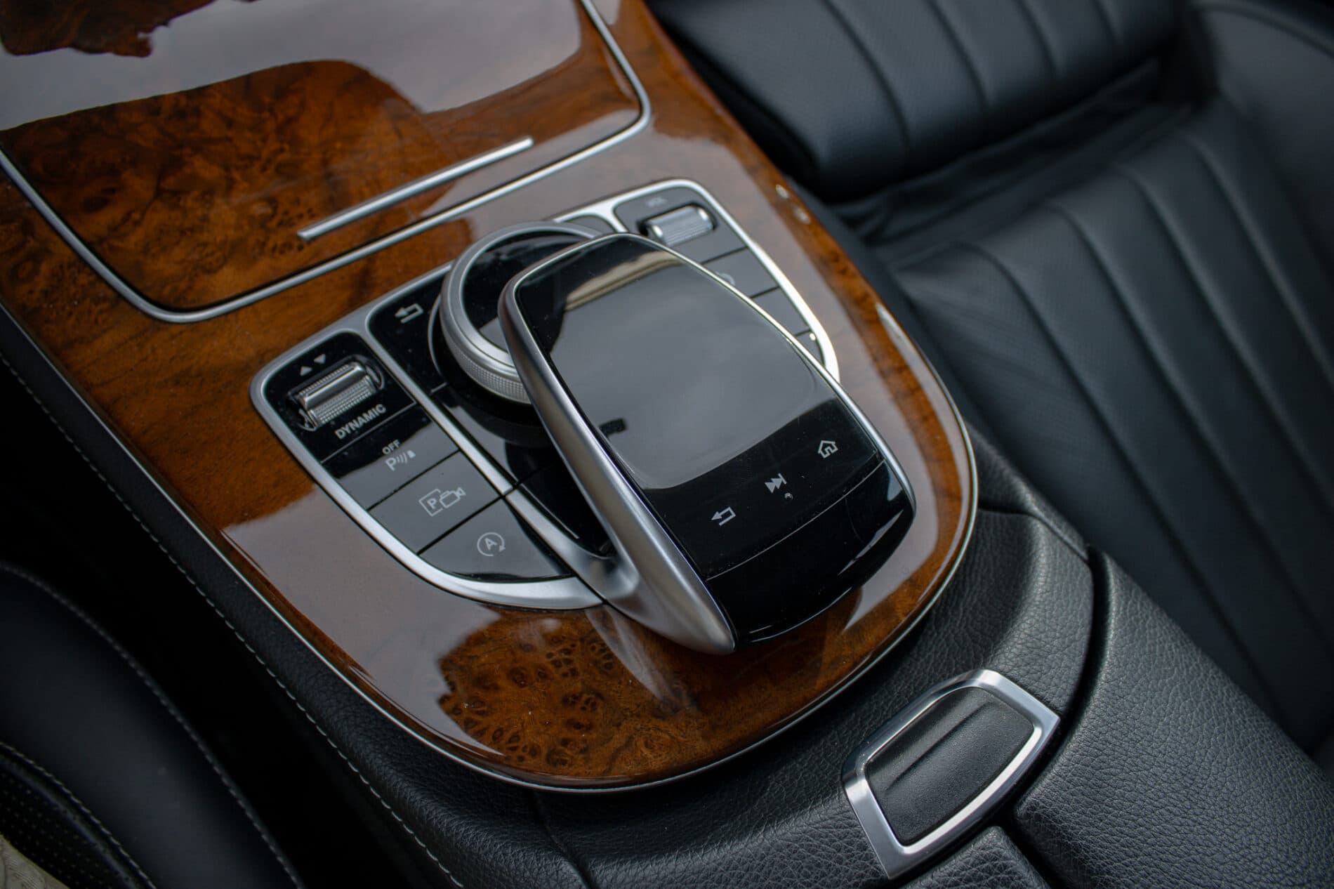 2019 Mercedes-Benz E 400d, modrá kombi, 190 026 km