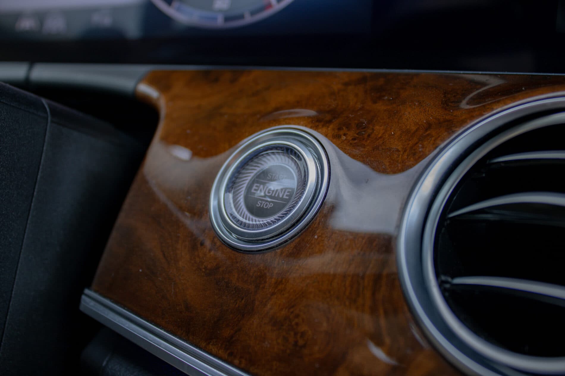 2019 Mercedes-Benz E 400d, modrá kombi, 190 026 km