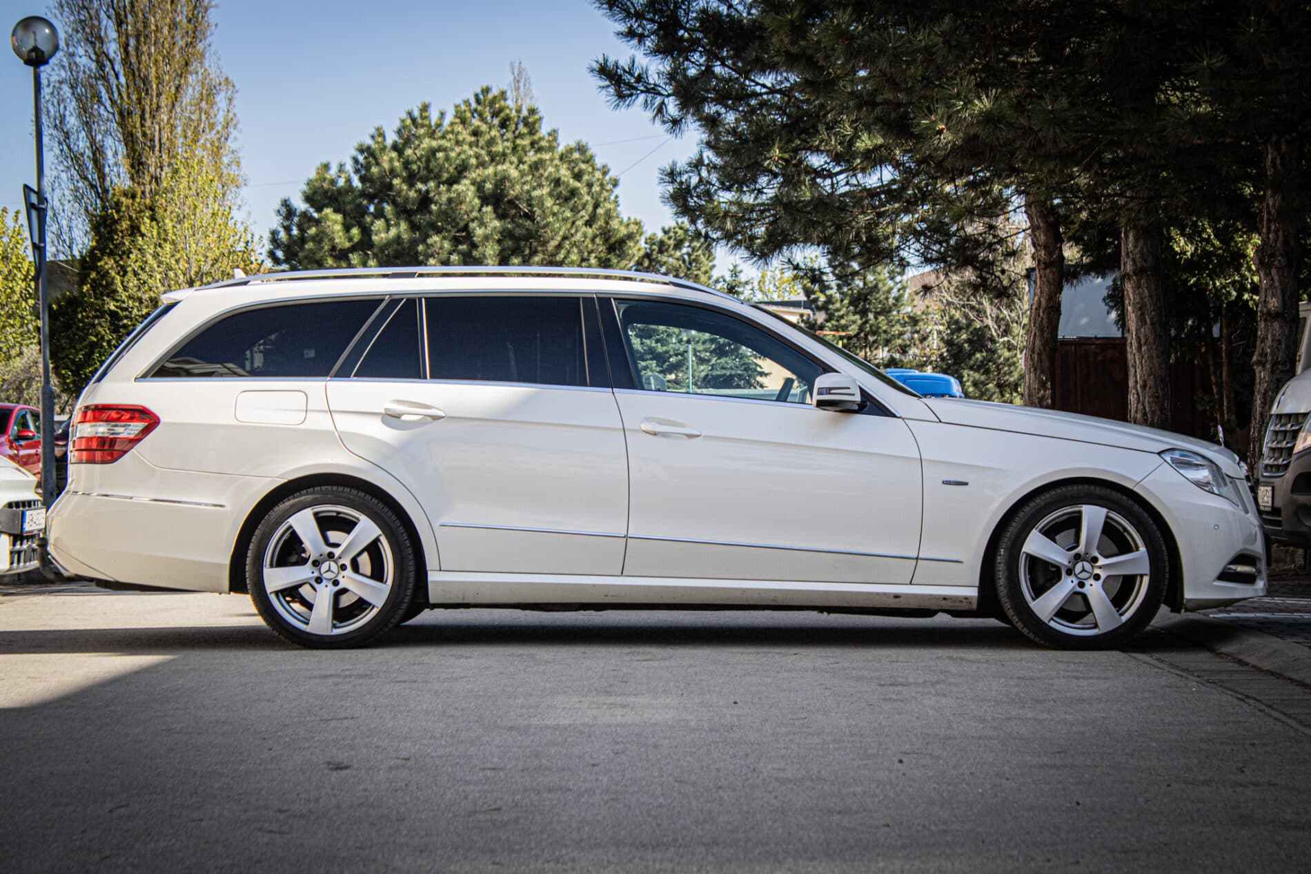 2011 Mercedes-Benz E 300 CDI, bílá kombi, 276 846 km