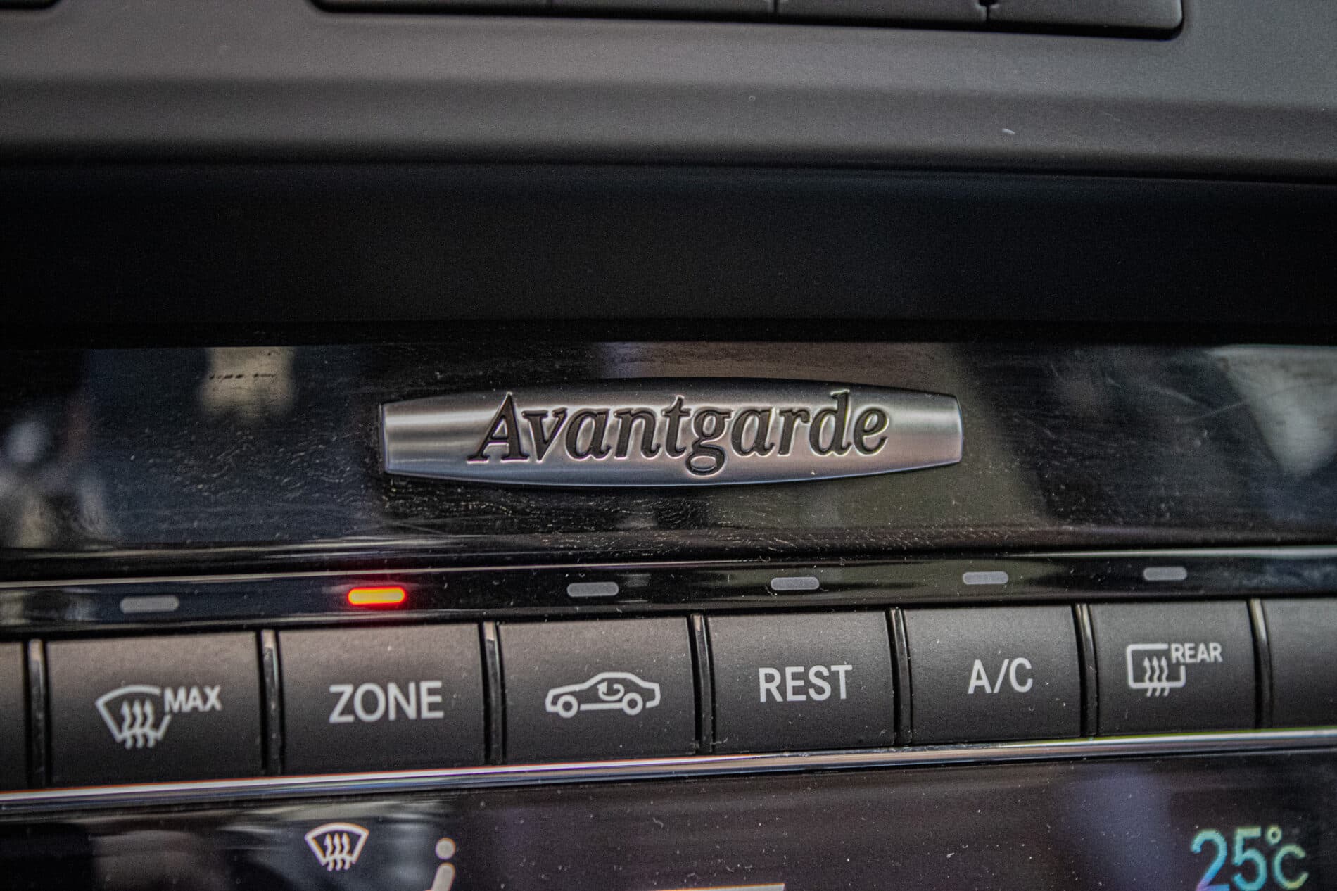 2011 Mercedes-Benz E 300 CDI, bílá kombi, 276 846 km