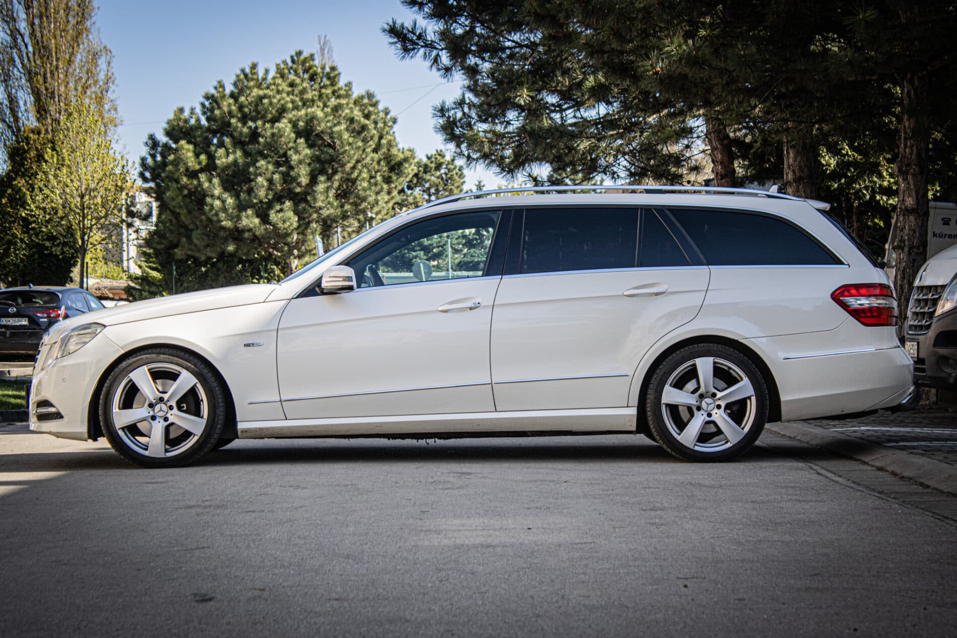 2011 Mercedes-Benz E 300 CDI, bílá kombi, 276 846 km