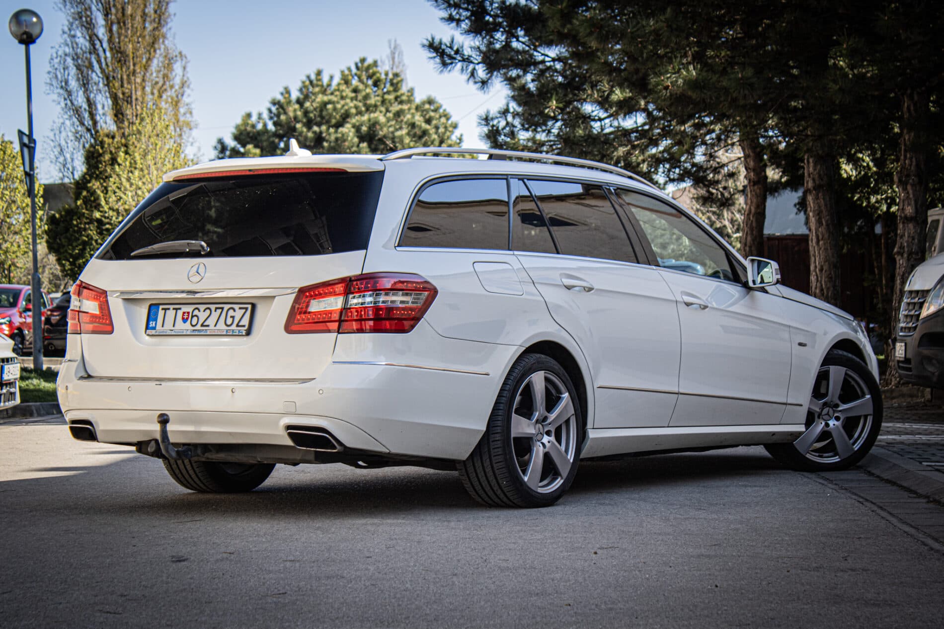 2011 Mercedes-Benz E 300 CDI, bílá kombi, 276 846 km