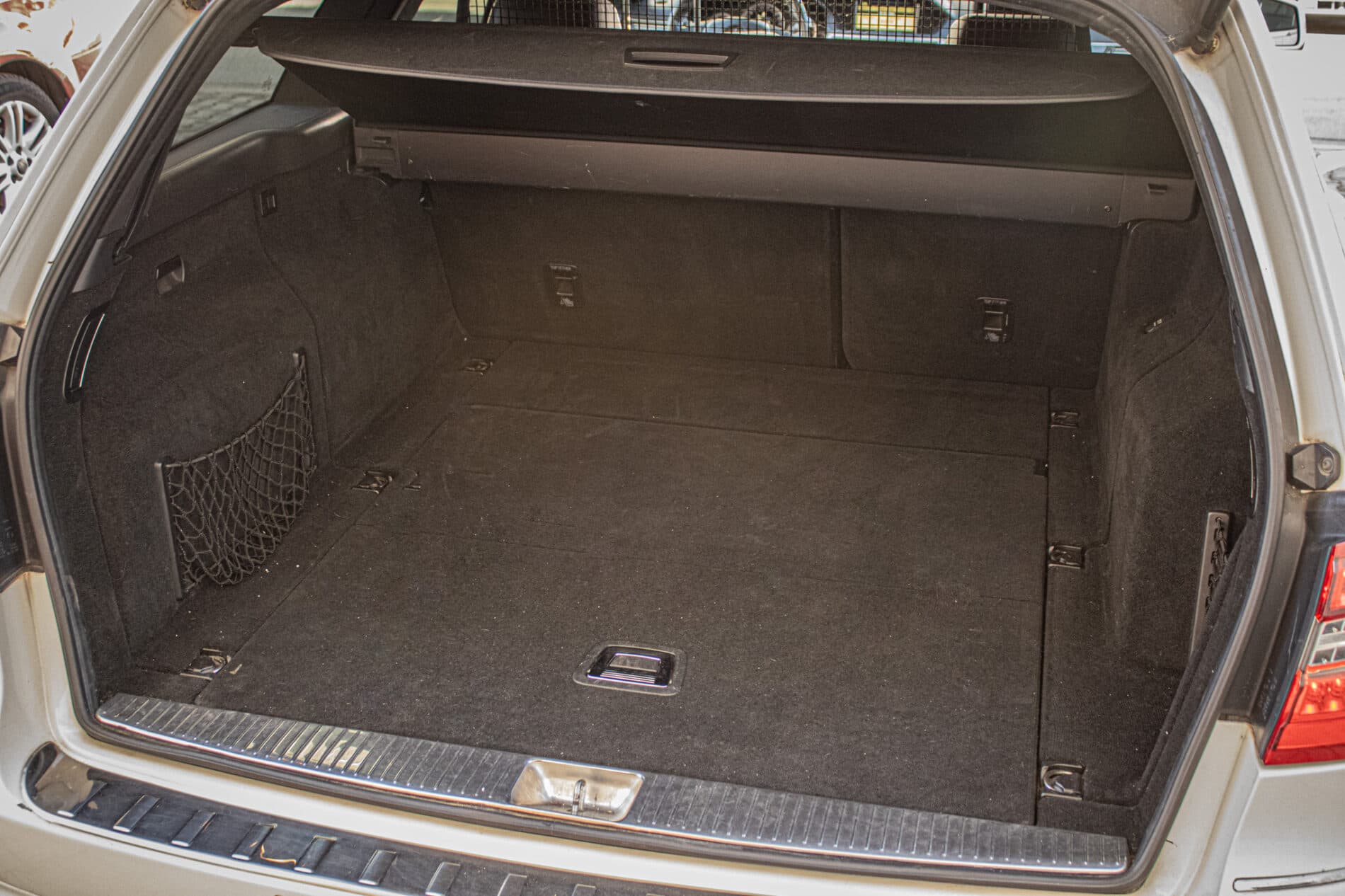 2011 Mercedes-Benz E 300 CDI, bílá kombi, 276 846 km