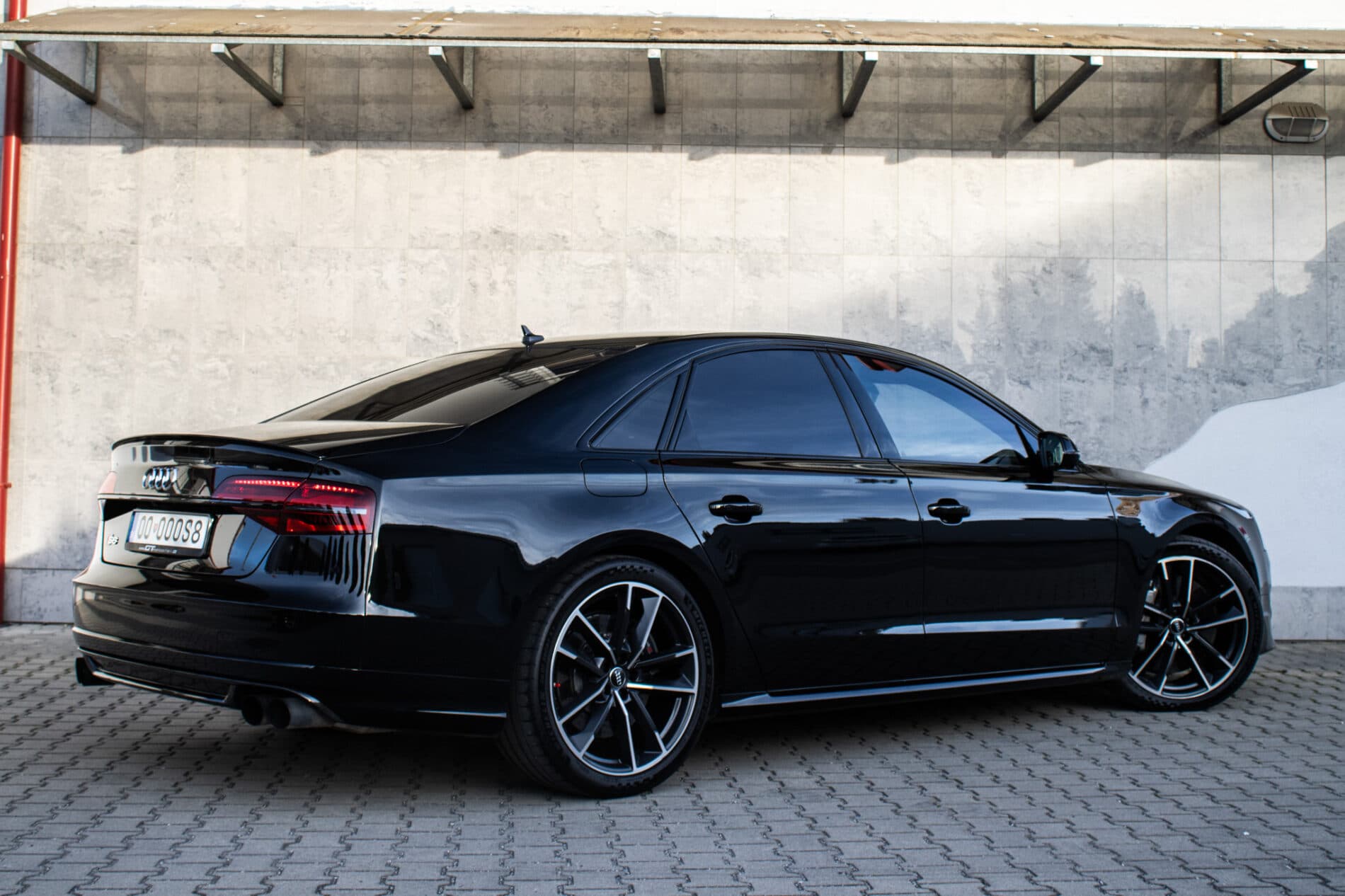 2017 AUDI S8, černá sedan, 183 235 km
