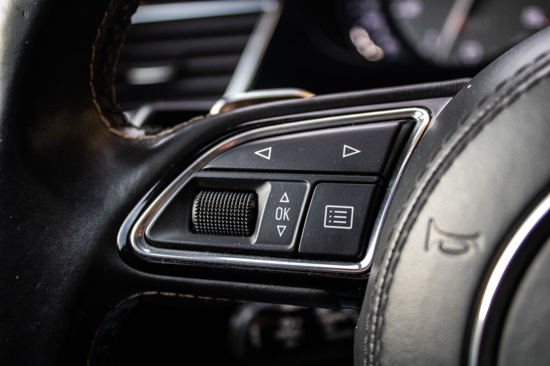 2017 AUDI S8, černá sedan, 183 235 km