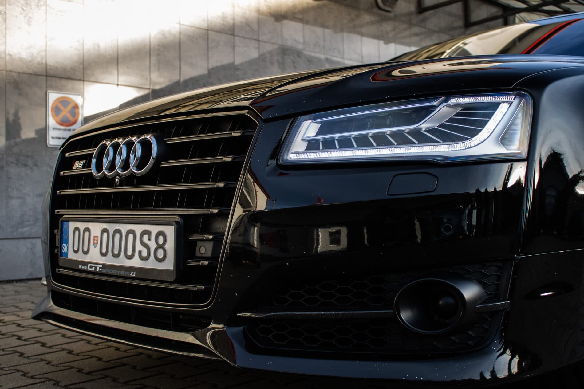 2017 AUDI S8, černá sedan, 183 235 km